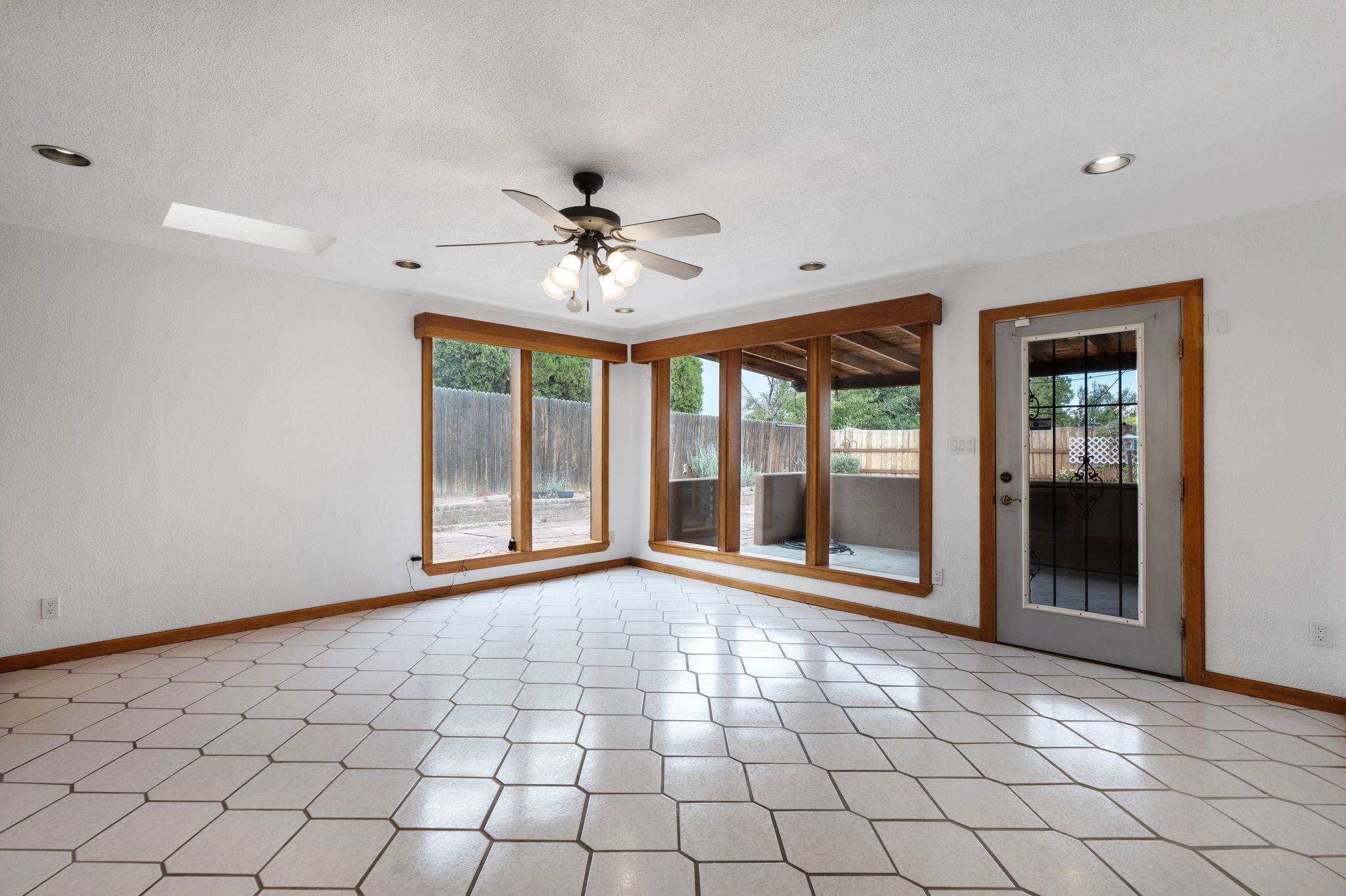  2404 Calle Loma Bonita - 物件實景
