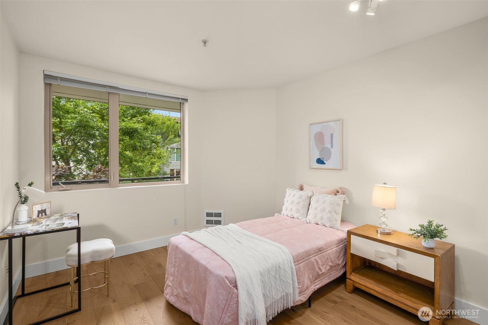Kirkland, Washington, 98033, United States, 2 Bedrooms Bedrooms, ,2 BathroomsBathrooms,Residential,For Sale,1885386