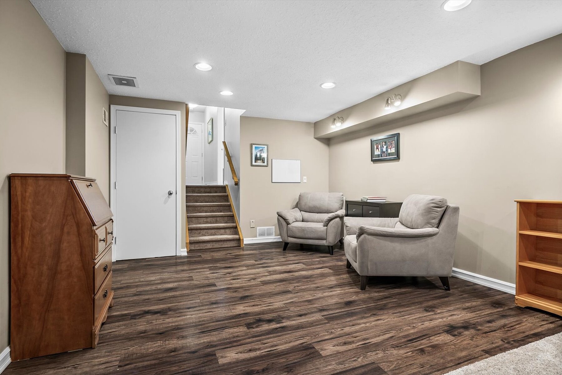  6526 Laurentian Way SW - 物件實景
