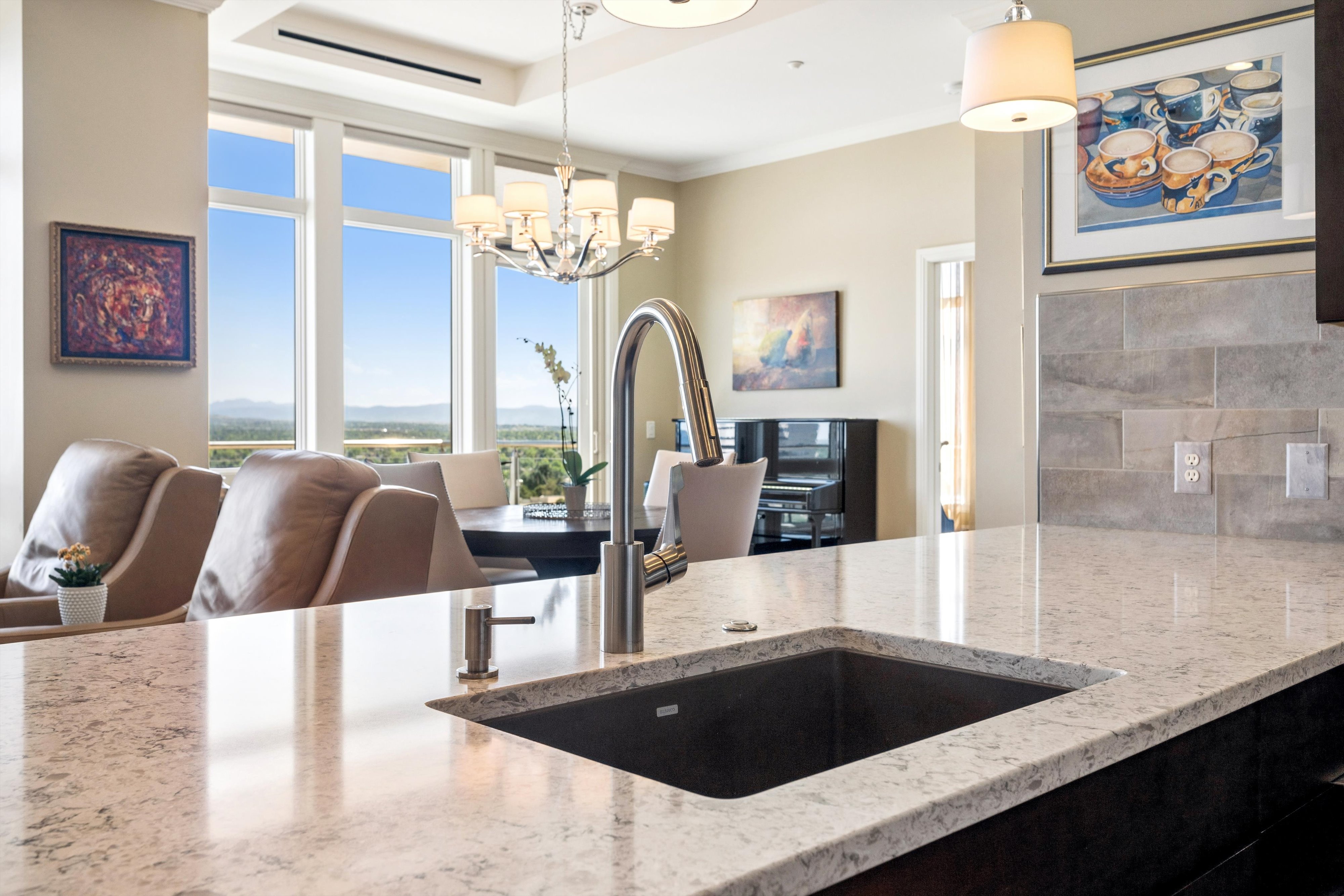  Fantastic 2 Bed/2 Bath End Unit Offering Panoramic Views - 物件實景