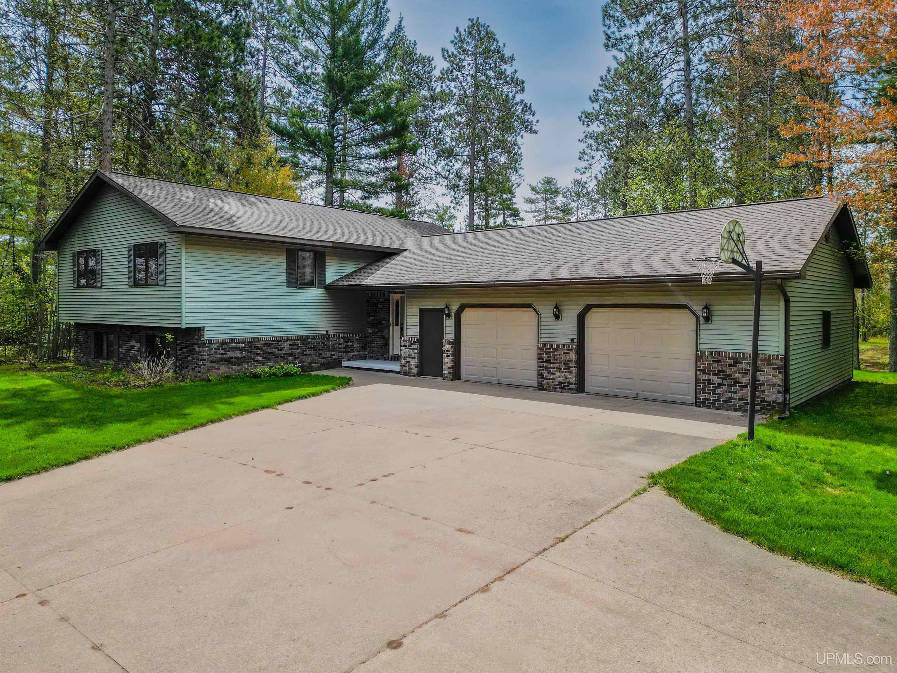 Marquette, Michigan, 49855, United States, 4 Bedrooms Bedrooms, ,3 BathroomsBathrooms,Residential,For Sale,1849824