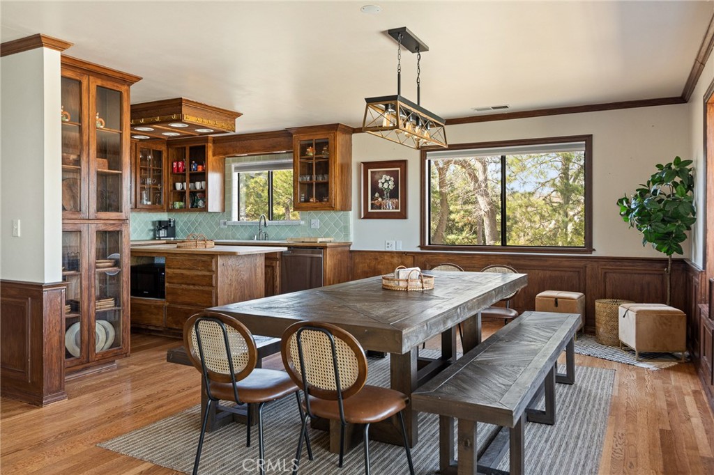 Lake Arrowhead, California, 92352, United States, 6 Bedrooms Bedrooms, ,5 BathroomsBathrooms,Residential,For Sale,1950962