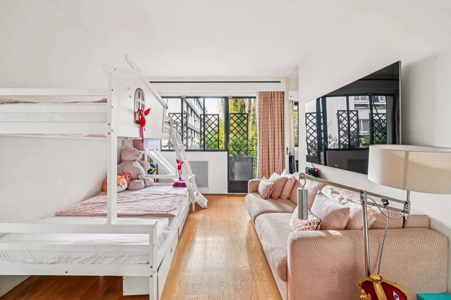 Paris 16th, Île-de-France, 75016, FR, 2 Bedrooms Bedrooms, ,1 BathroomBathrooms,Residential,For Sale,2002081