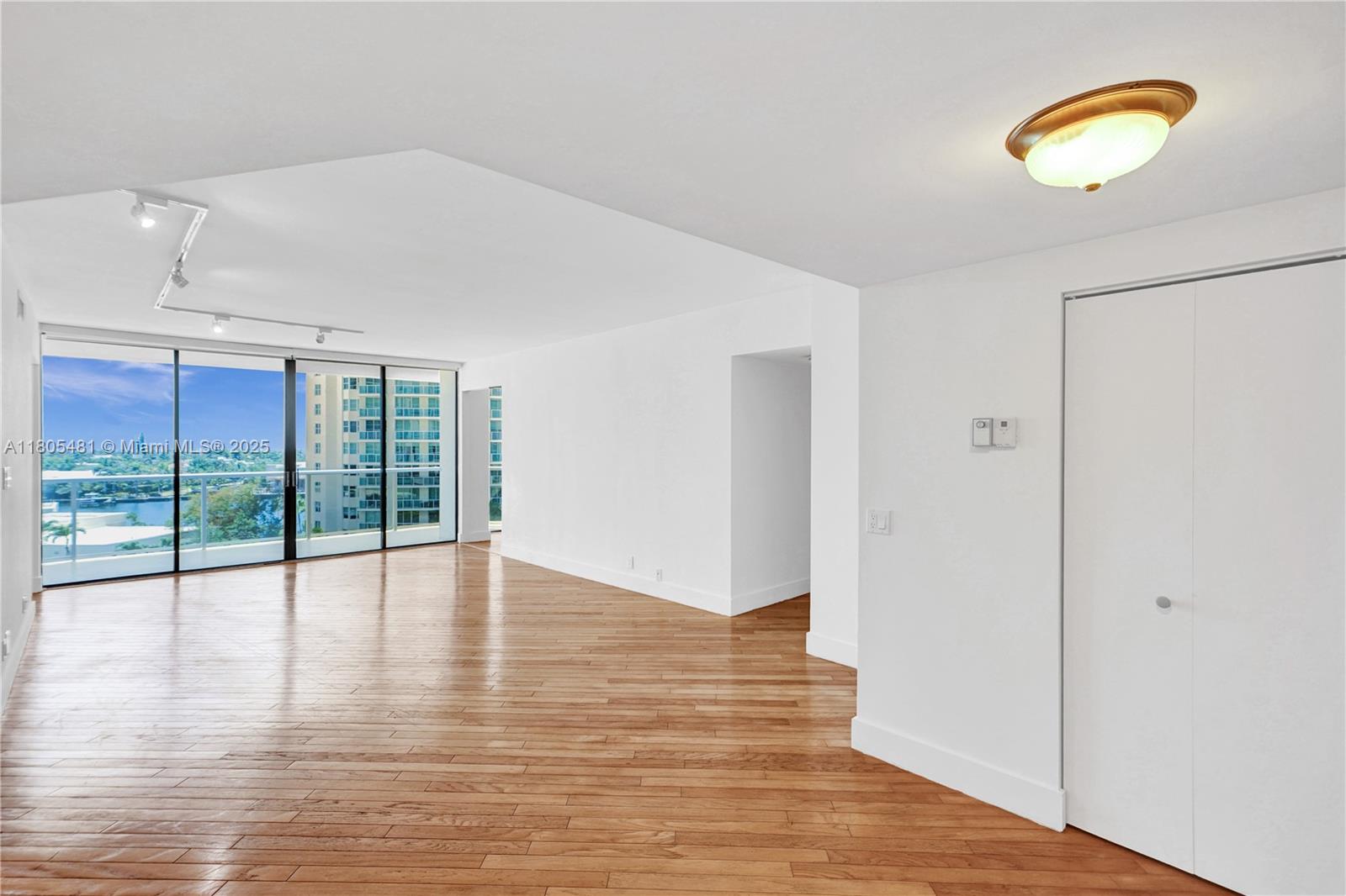 Aventura, Florida, 33180, United States, 2 Bedrooms Bedrooms, ,2 BathroomsBathrooms,Residential,For Sale,1827692