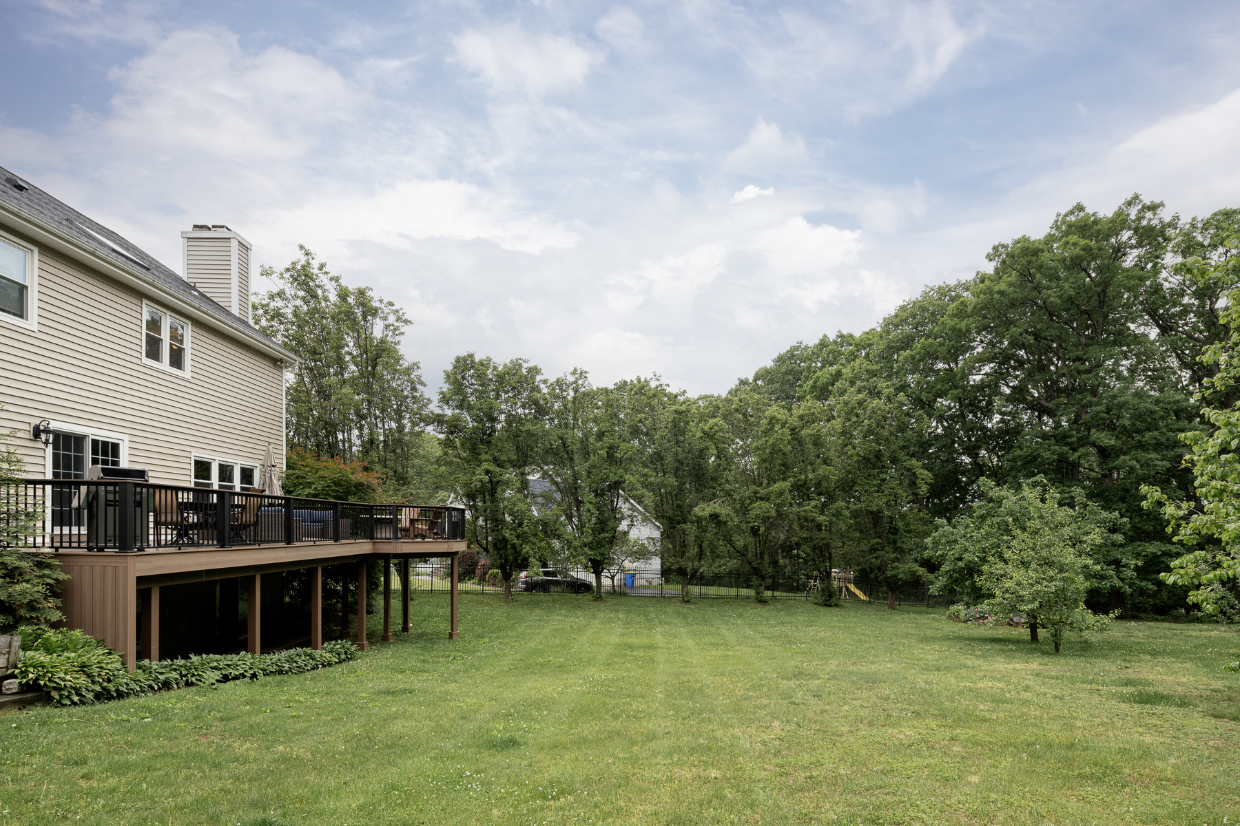  Suburban Tranquility and Upscale Living - 物件實景