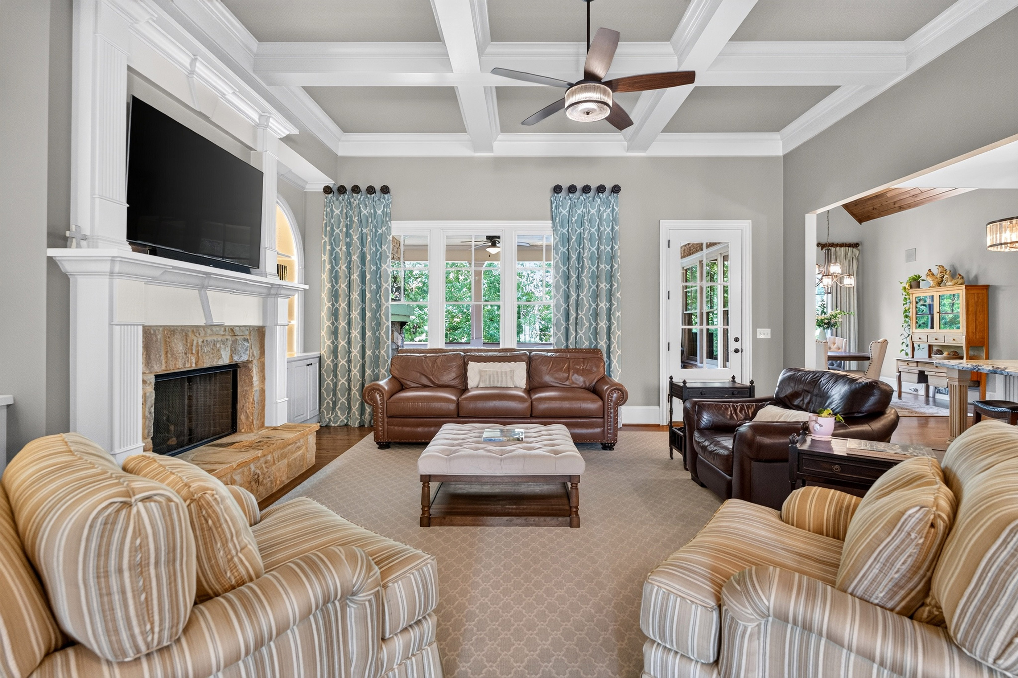  Experience Refined Estate Living in this Exceptional All-Brick and Stone Ranch - 物件實景