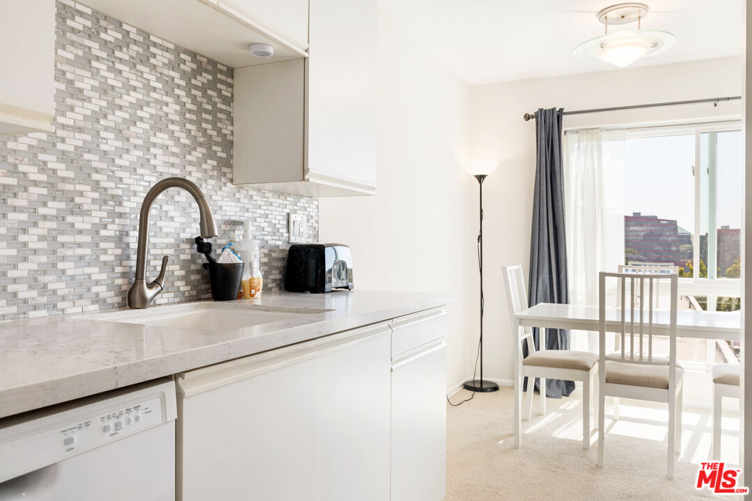 West Hollywood, California, 90069, United States, 1 Bedroom Bedrooms, ,1 BathroomBathrooms,Residential,For Sale,1987979