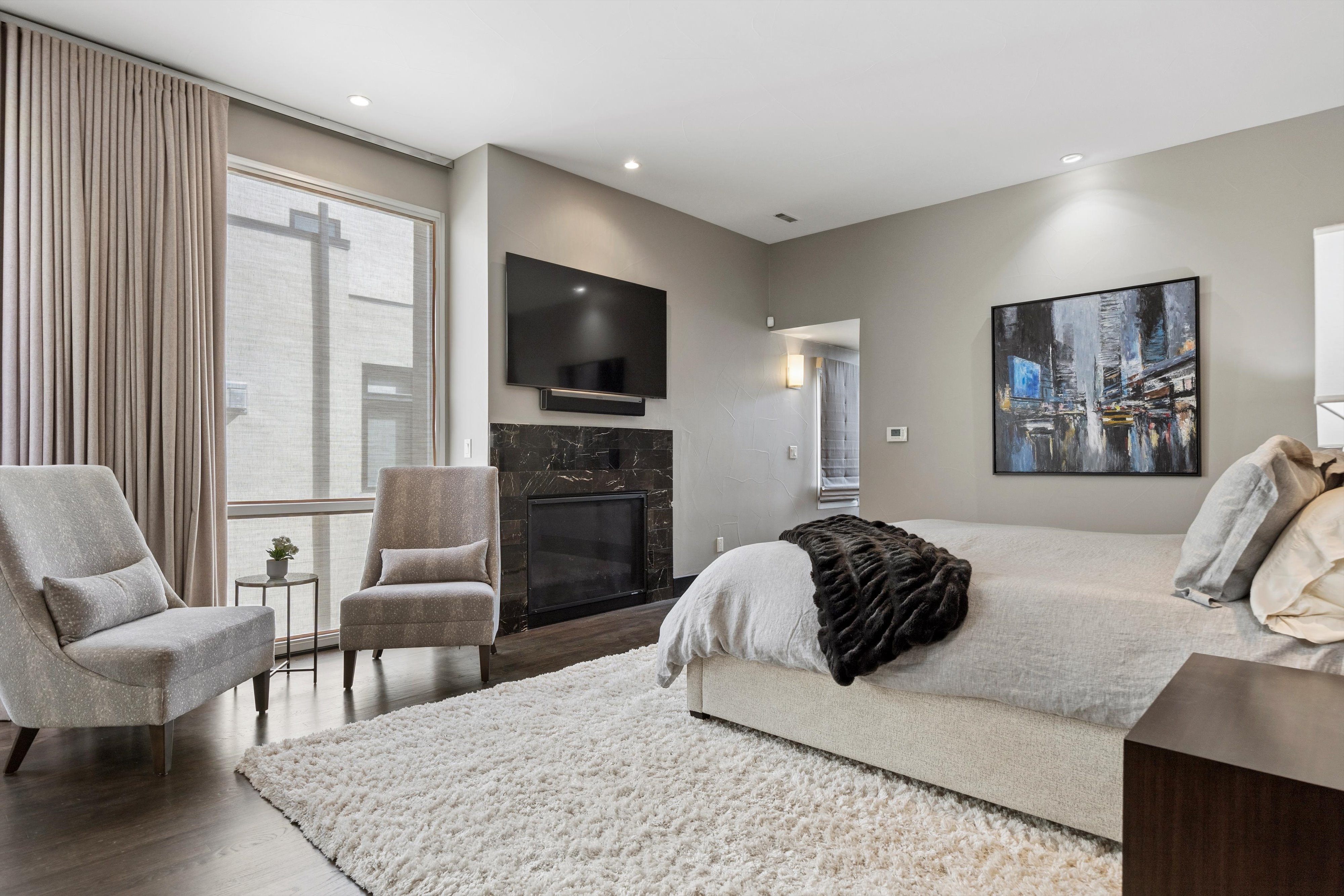  Contemporary residence combines sophisticated design with functional floor plan - 物件實景