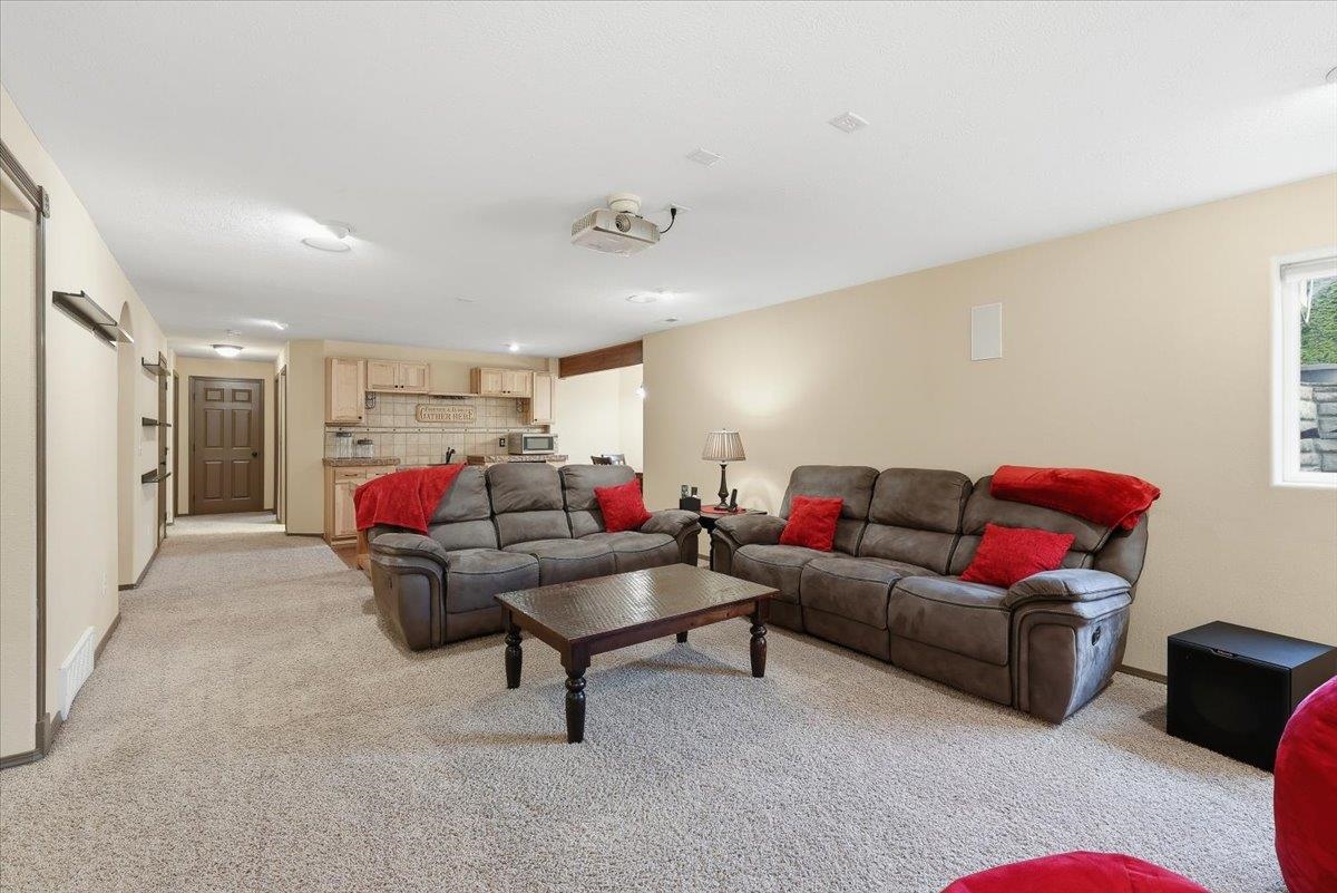 Greenacres, Washington, 99016, United States, 6 Bedrooms Bedrooms, ,3 BathroomsBathrooms,Residential,For Sale,1992048