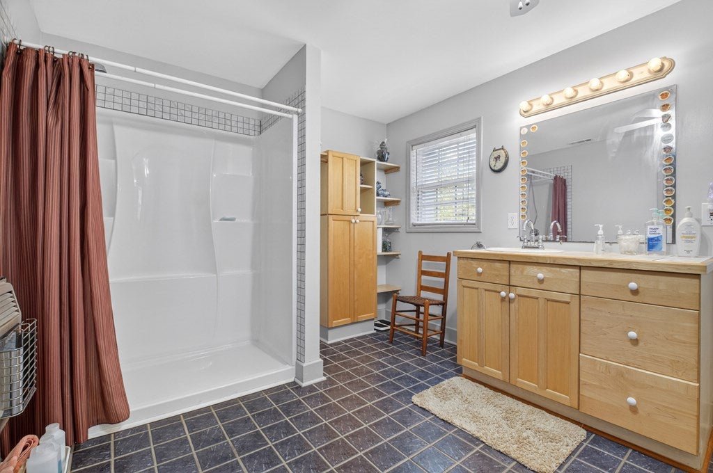 Talking Rock, Georgia, 30175, United States, 5 Bedrooms Bedrooms, ,4 BathroomsBathrooms,Residential,For Sale,1848832