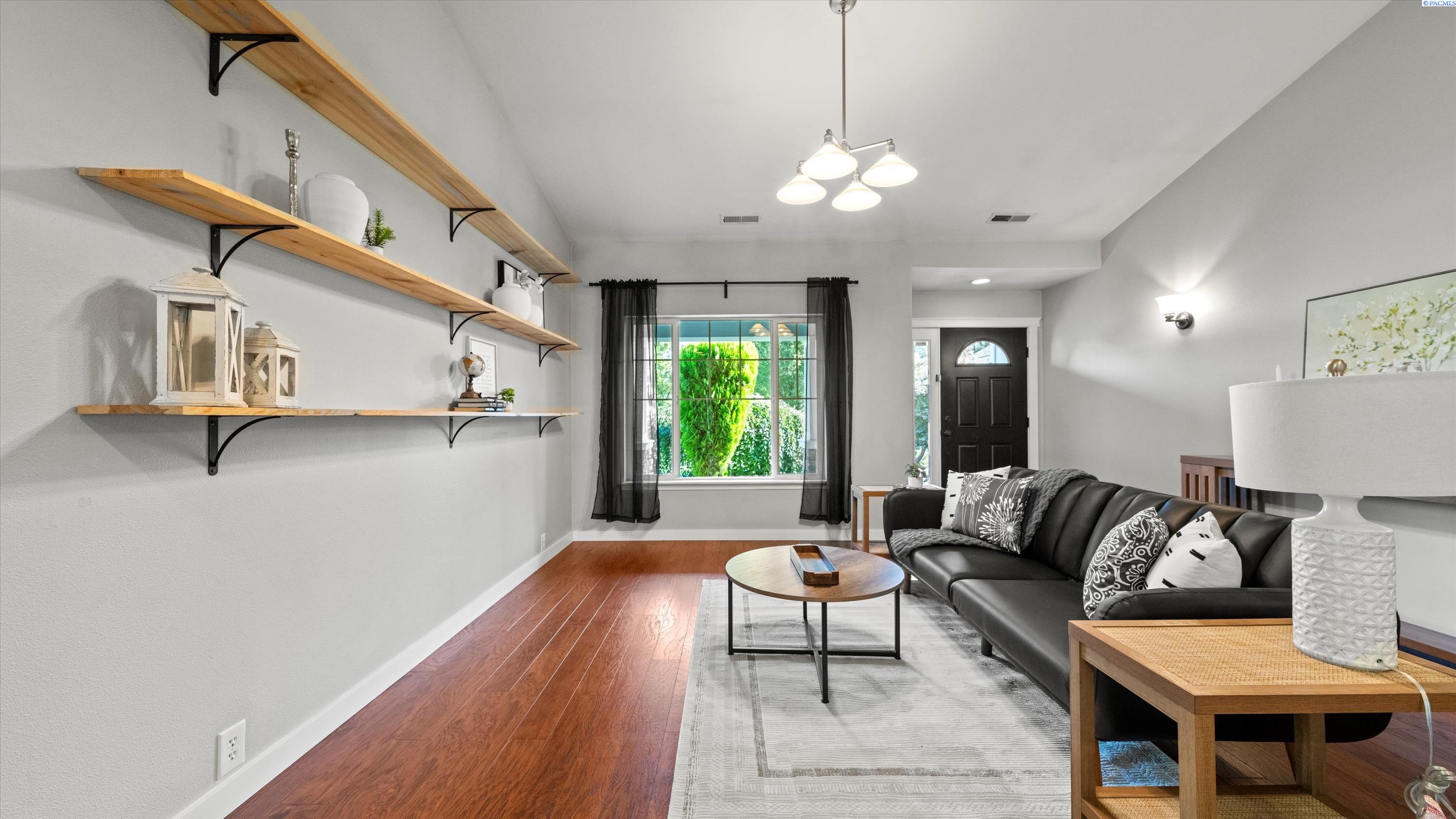 Pasco, Washington, 99301, United States, 4 Bedrooms Bedrooms, ,2 BathroomsBathrooms,Residential,For Sale,1956772