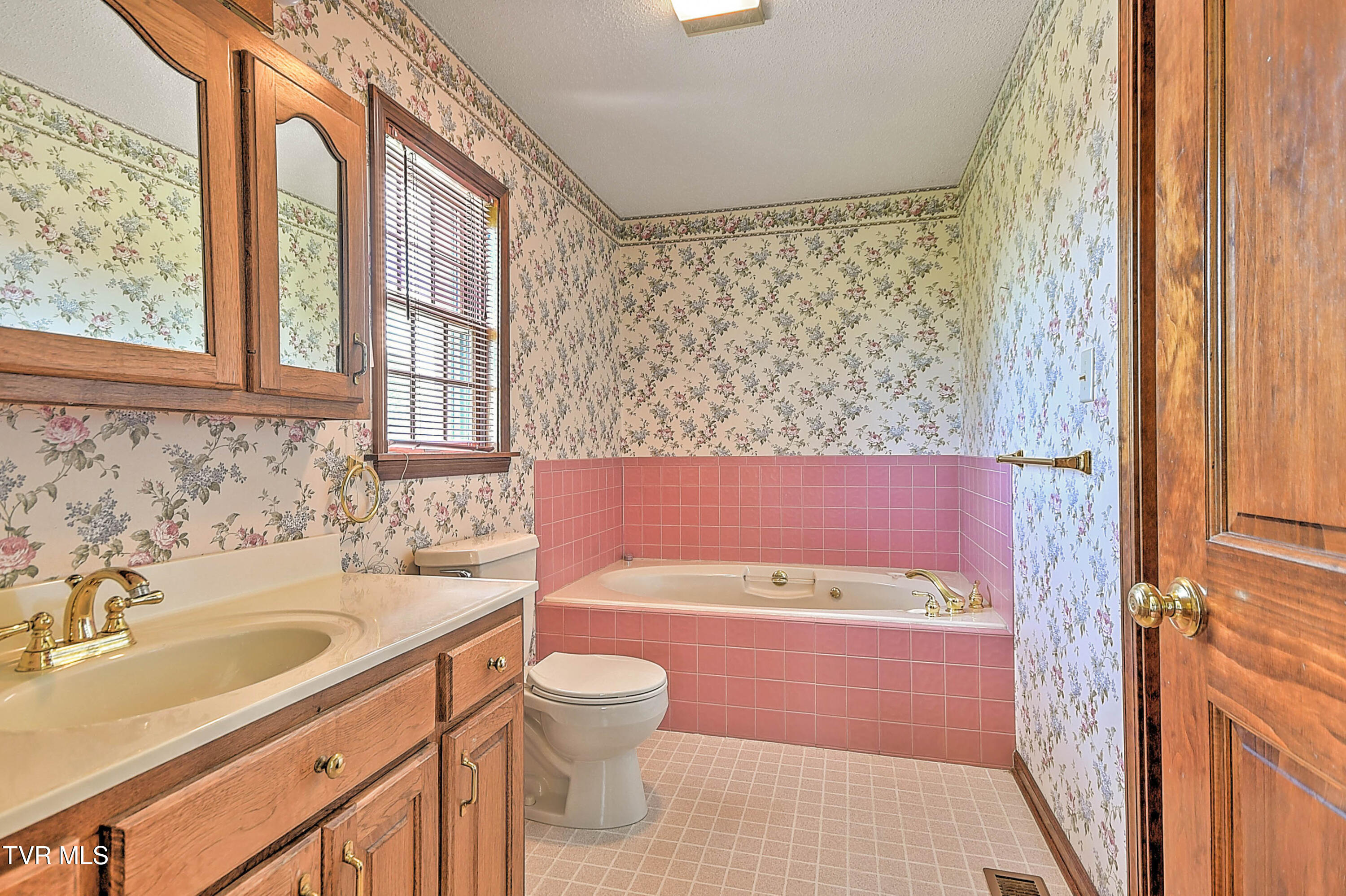 Greeneville, Tennessee, 37745, United States, 4 Bedrooms Bedrooms, ,4 BathroomsBathrooms,Residential,For Sale,1899304