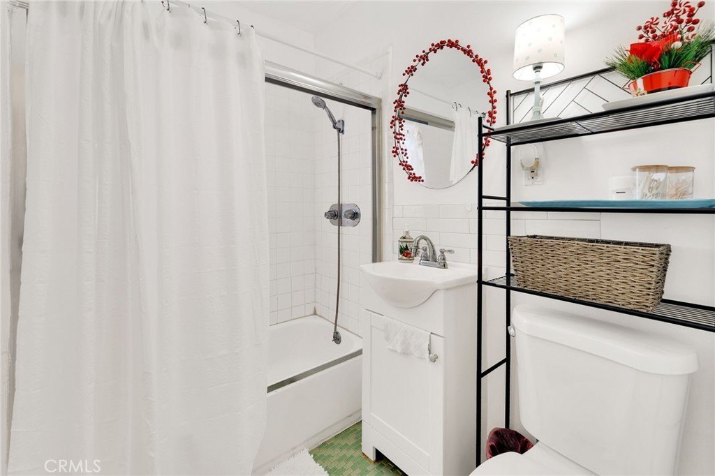 Los Angeles, California, 90044, United States, 3 Bedrooms Bedrooms, ,2 BathroomsBathrooms,Residential,For Sale,1931570