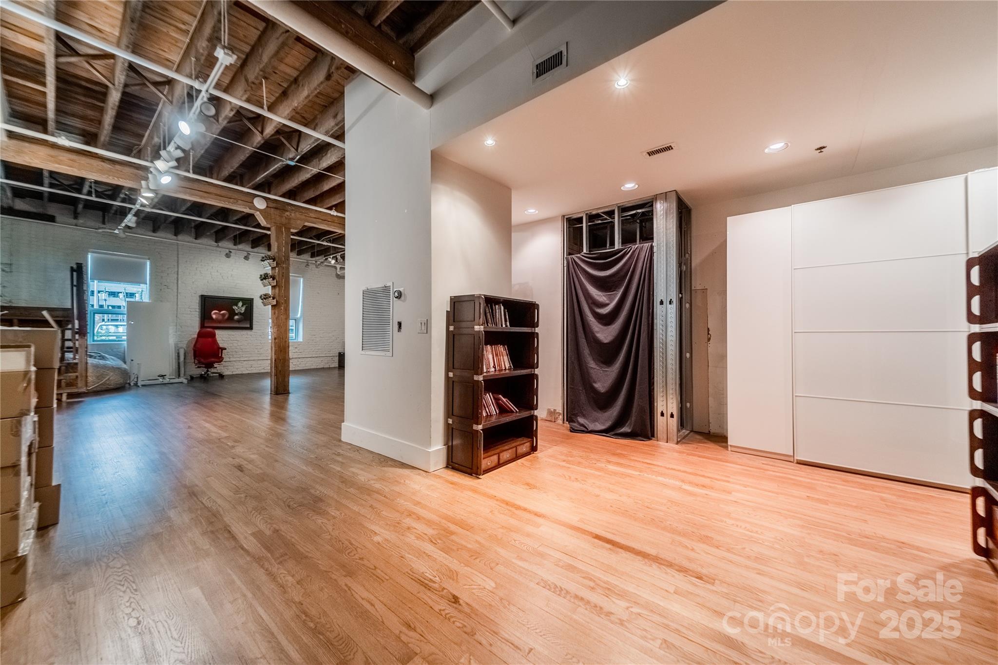 Charlotte, North Carolina, 28203, United States, 2 Bedrooms Bedrooms, ,1 BathroomBathrooms,Residential,For Sale,2000933