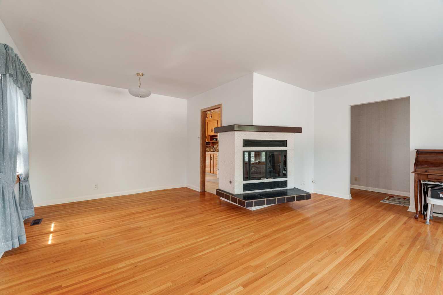 CALGARY, Alberta, T3E 2S7, CA, 3 Bedrooms Bedrooms, ,2 BathroomsBathrooms,Residential,For Sale,1896570