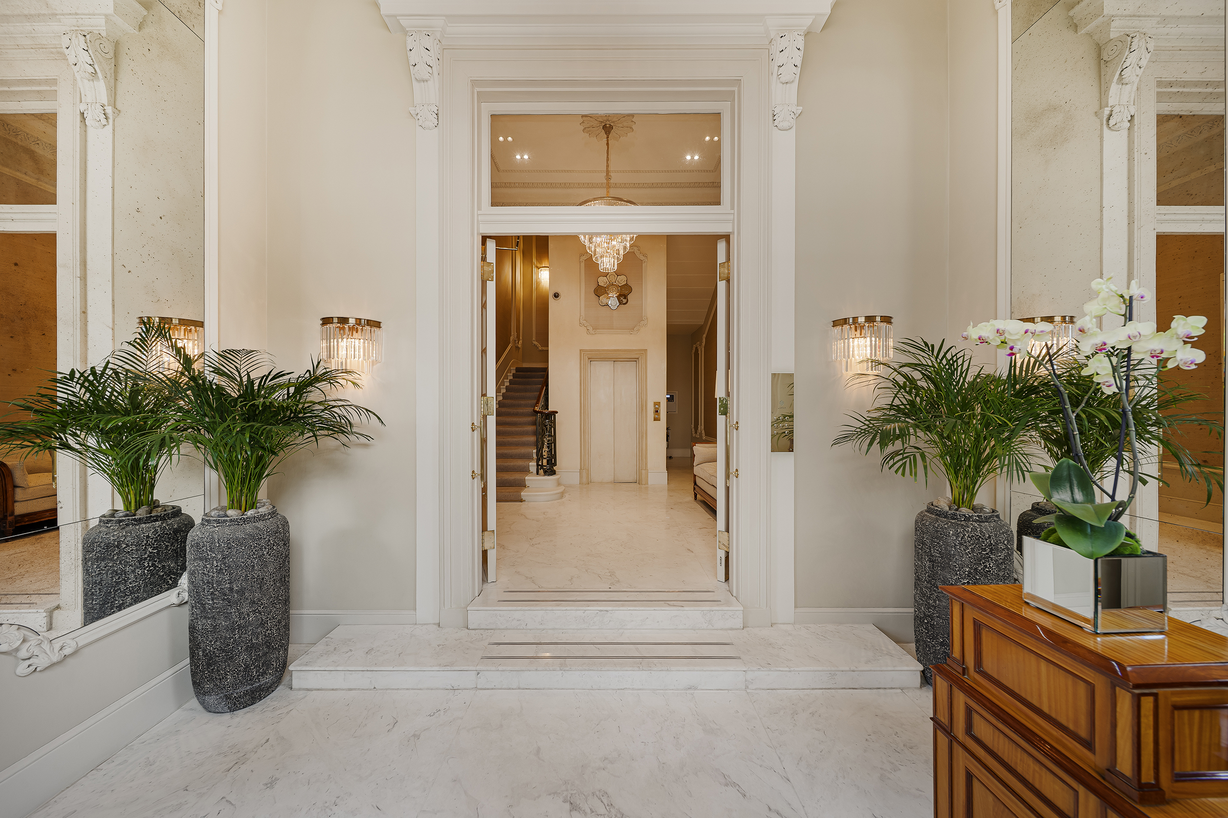  A Grand Lateral Penthouse with Direct Lift Access on Chesham Place - 物件實景