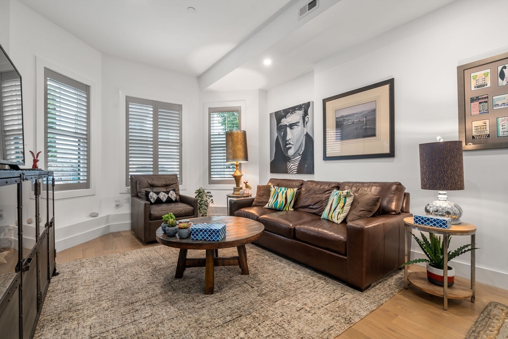 Boston, Massachusetts, 02128, United States, 2 Bedrooms Bedrooms, ,2 BathroomsBathrooms,Residential,For Sale,1940693