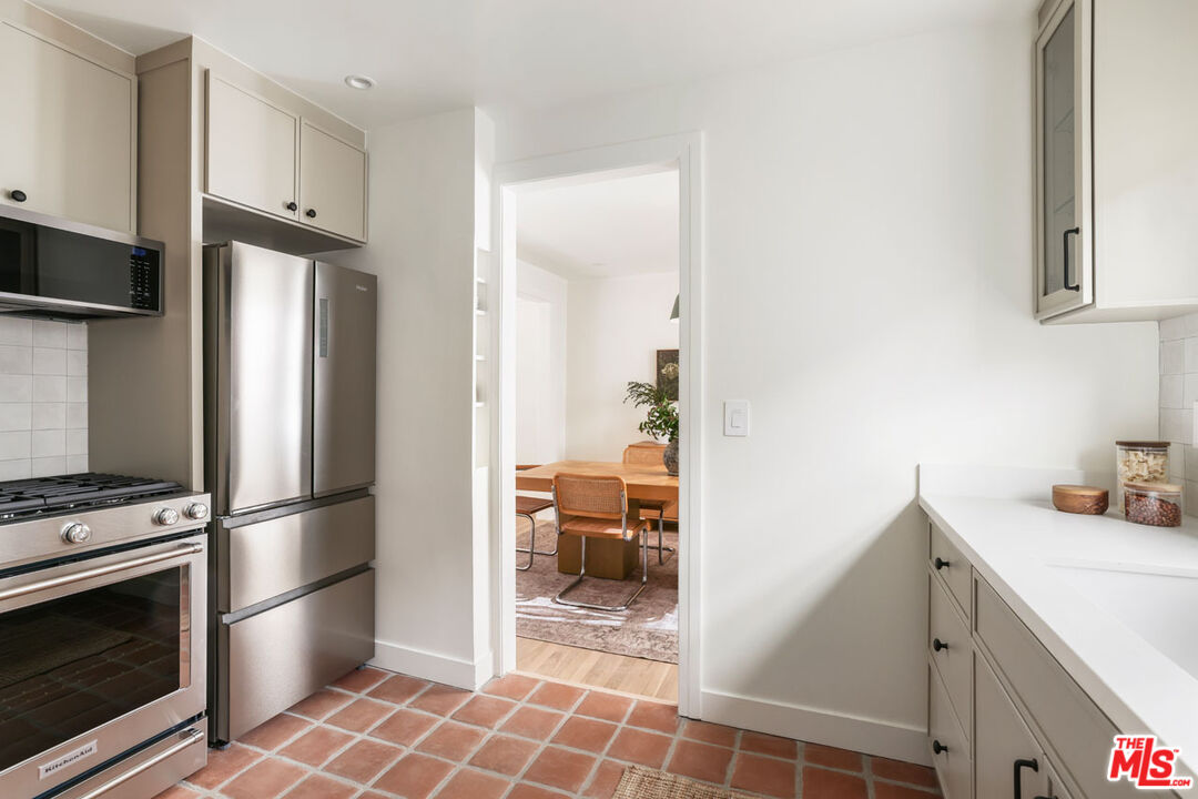 Los Angeles, California, 90036, United States, 2 Bedrooms Bedrooms, ,2 BathroomsBathrooms,Residential,For Sale,2003029