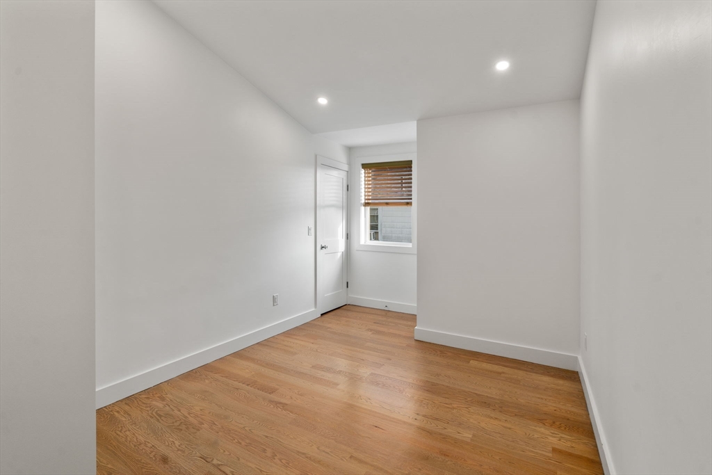 Waltham, Massachusetts, 02451, United States, 3 Bedrooms Bedrooms, ,2 BathroomsBathrooms,Residential,For Sale,1960528