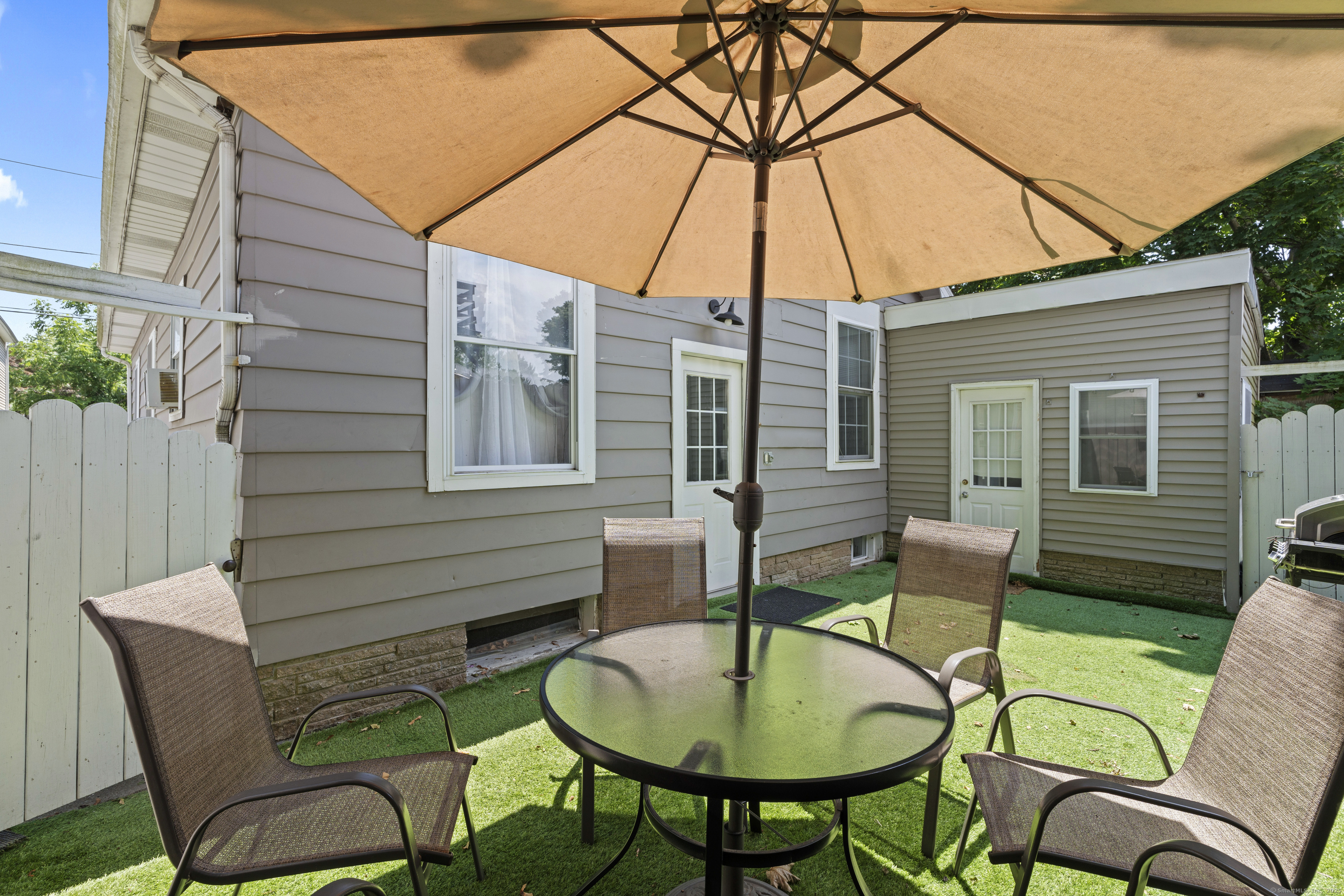 Milford, Connecticut, 06460, United States, 3 Bedrooms Bedrooms, ,2 BathroomsBathrooms,Residential,For Sale,1896652