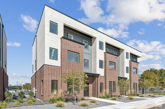 Bountiful, Utah, 84010, United States, 2 Bedrooms Bedrooms, ,4 BathroomsBathrooms,Residential,For Sale,1978609