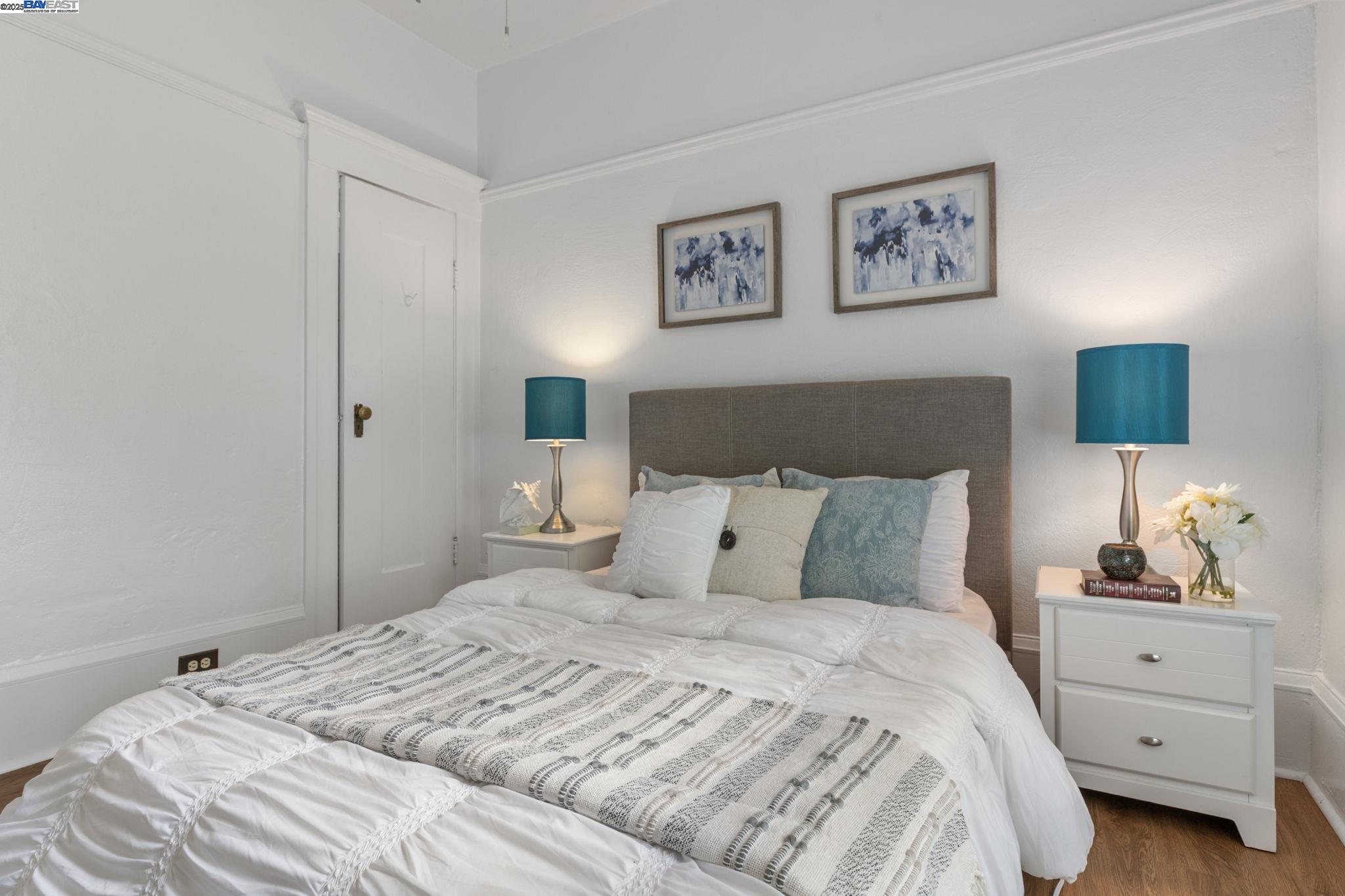 Oakland, California, 94606, United States, 3 Bedrooms Bedrooms, ,2 BathroomsBathrooms,Residential,For Sale,1839089