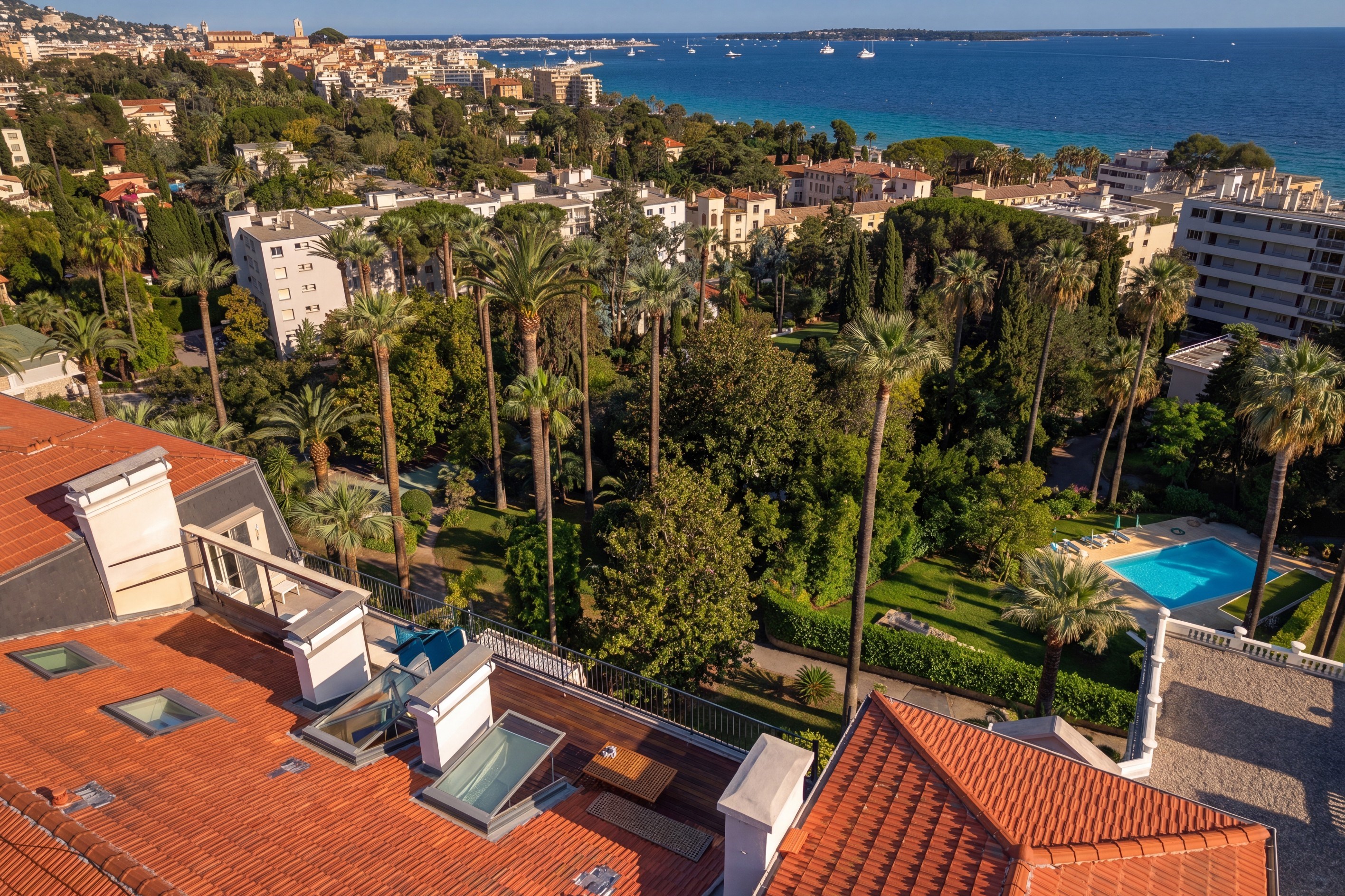  La Croix des Gardes: Penthouse with panoramic sea views and terraces in a histo… - 物件實景