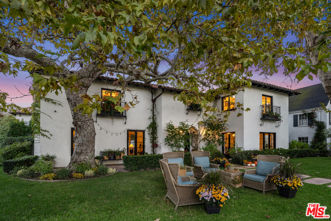 Los Angeles, California, 90004, United States, 4 Bedrooms Bedrooms, ,5 BathroomsBathrooms,Residential,For Sale,1989433