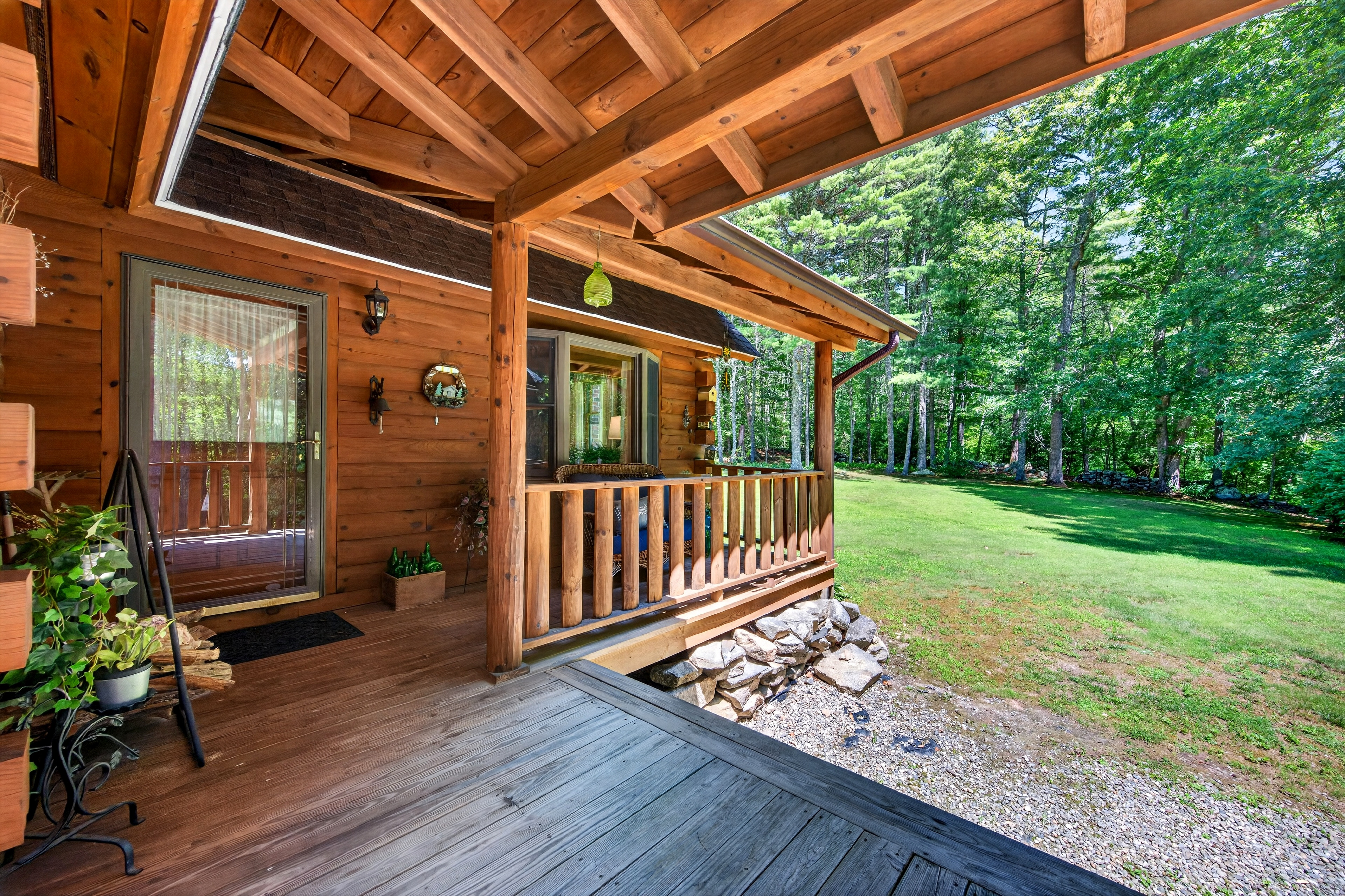  Tucked within four private, tranquil acres, this charming rustic log home offers - 物件實景