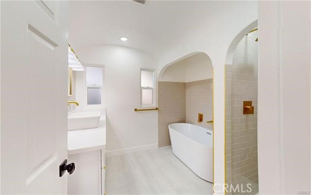 Los Angeles, California, 90018, United States, 3 Bedrooms Bedrooms, ,2 BathroomsBathrooms,Residential,For Sale,1986110