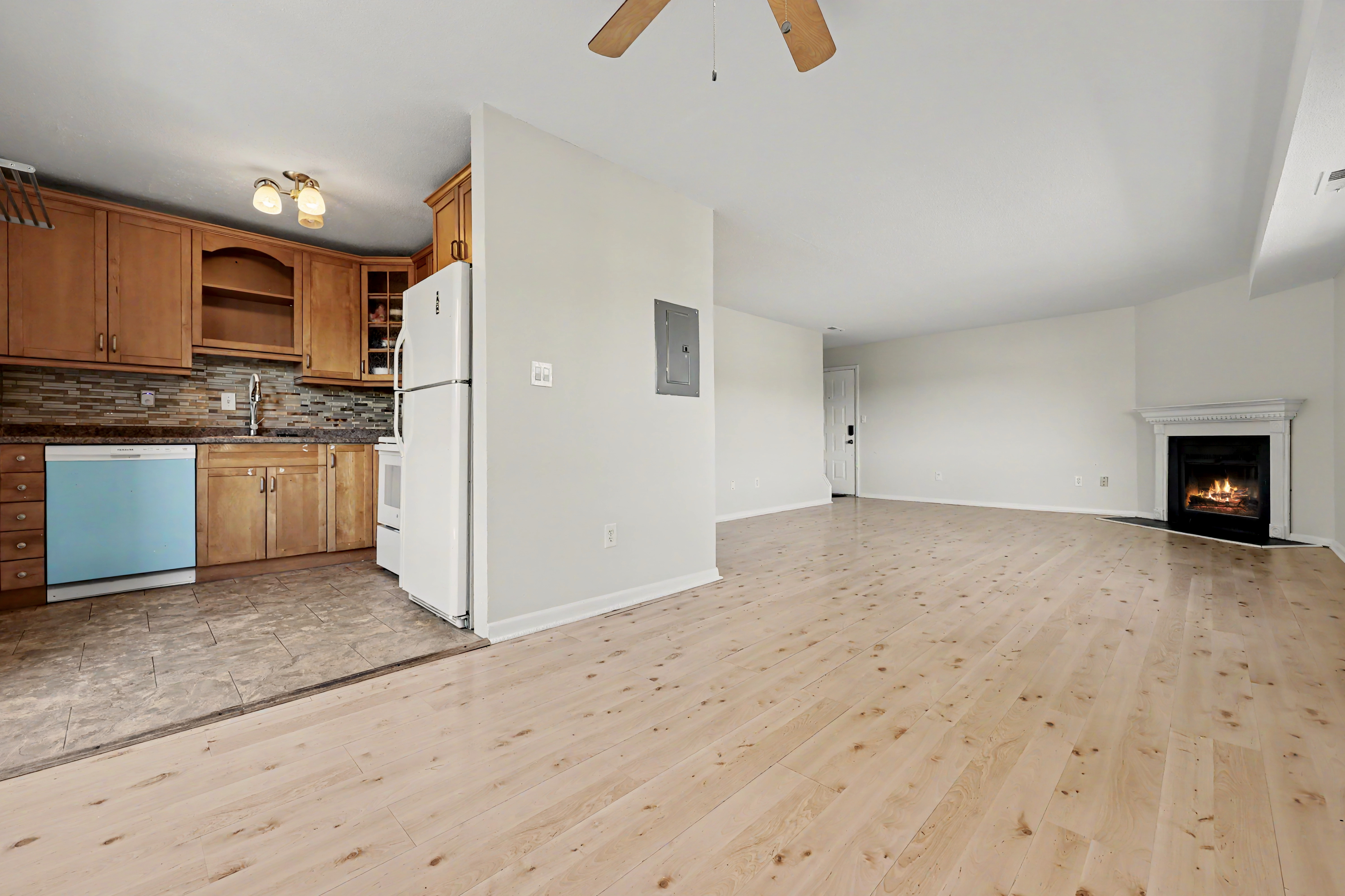  Spacious Two Bedroom Townhouse in Norwalk - 物件實景