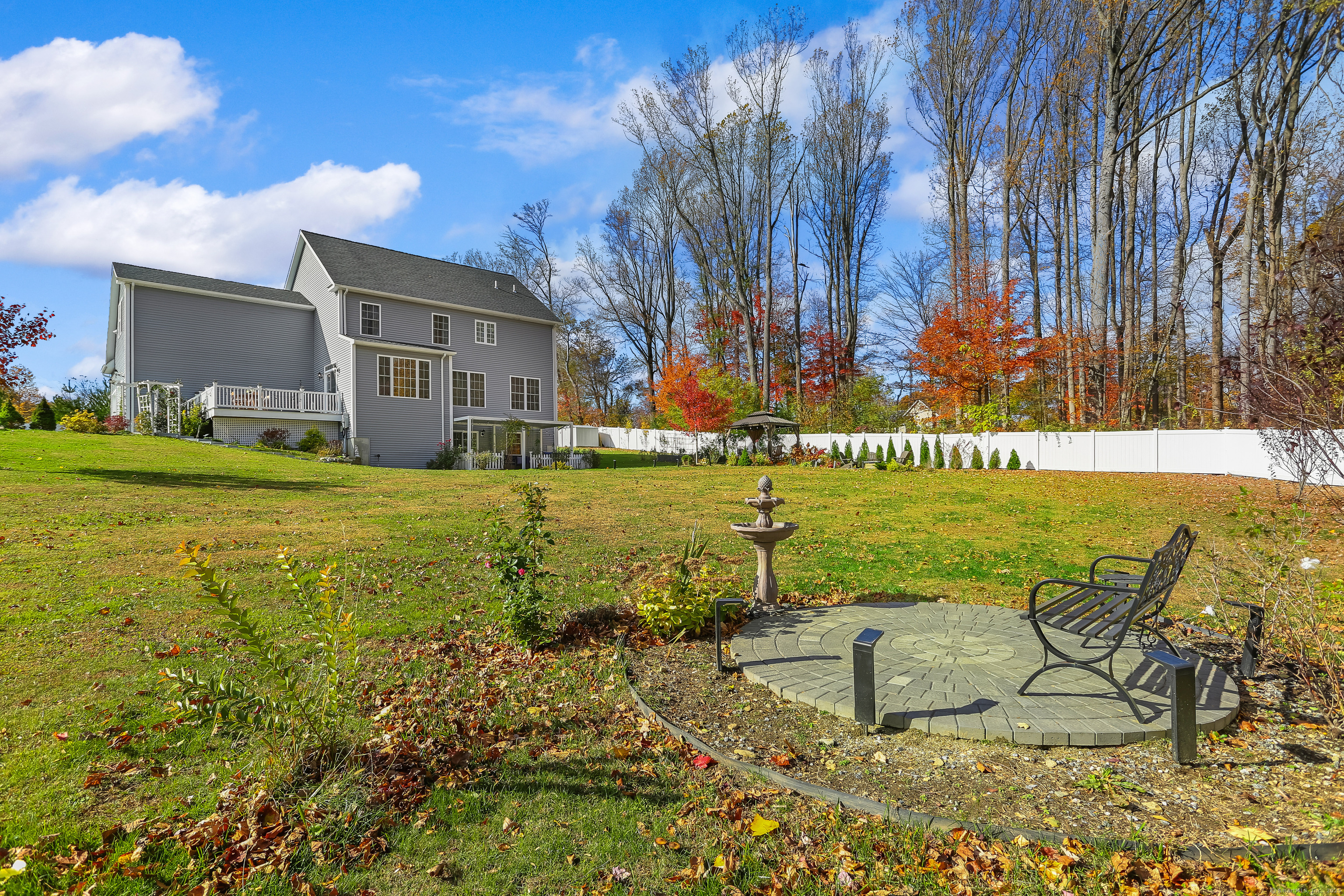 Stratford, Connecticut, 06614, United States, 4 Bedrooms Bedrooms, ,3 BathroomsBathrooms,Residential,For Sale,1987695