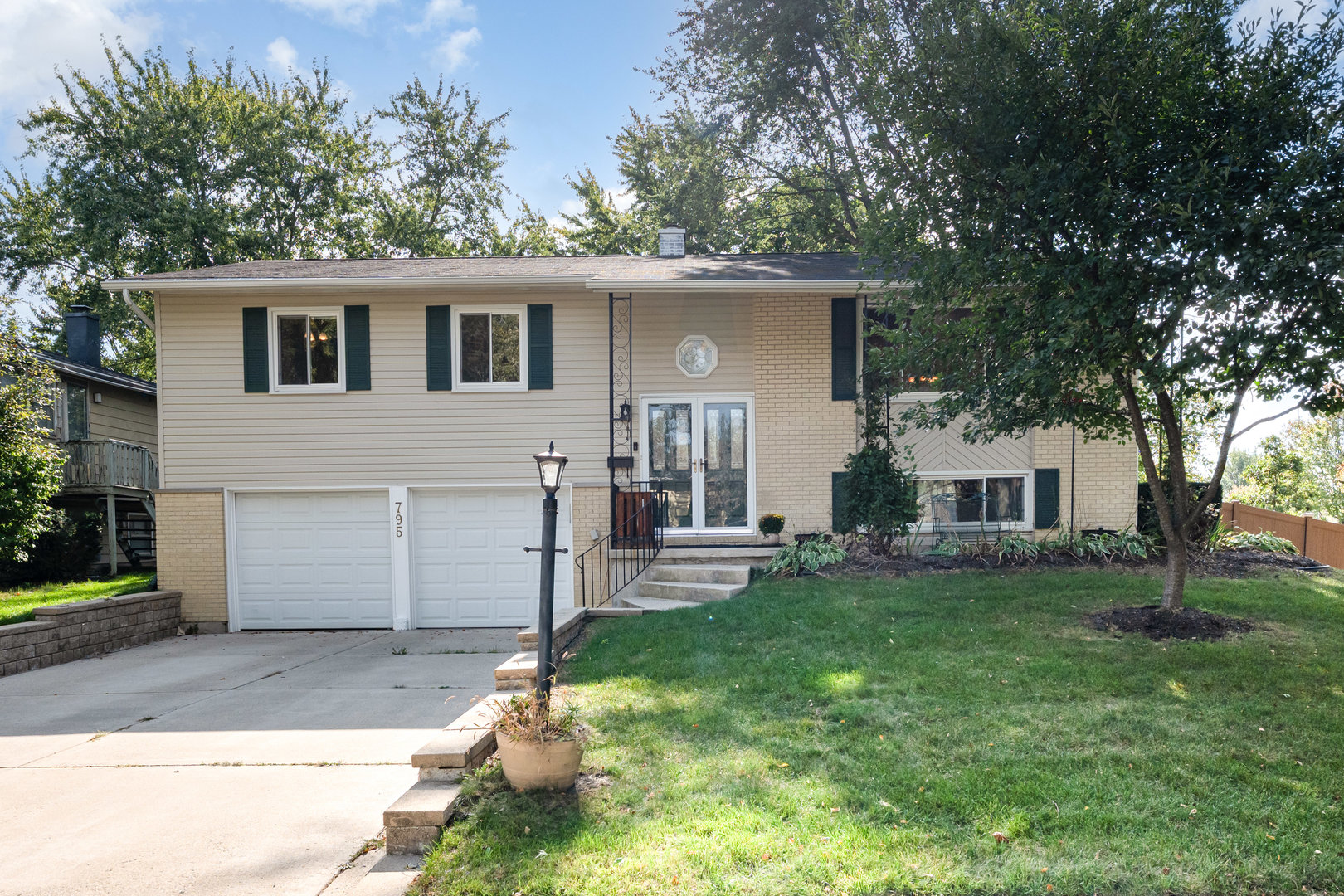 Hoffman Estates, Illinois, 60192, United States, 4 Bedrooms Bedrooms, ,3 BathroomsBathrooms,Residential,For Sale,1961387