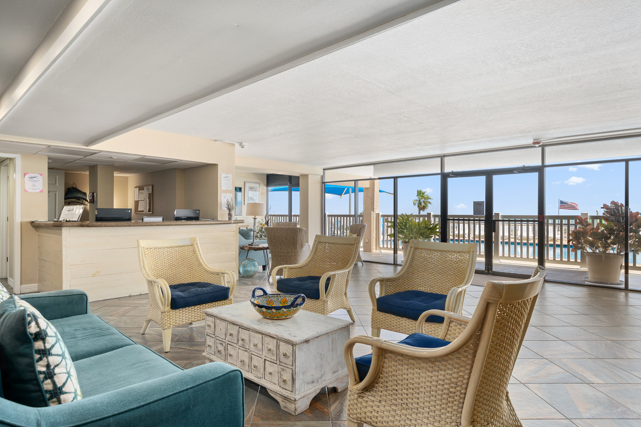  STUNNING WATERFRONT CONDO WITH MODERN UPDATES & SPECTACULAR VIEWS - 物件實景
