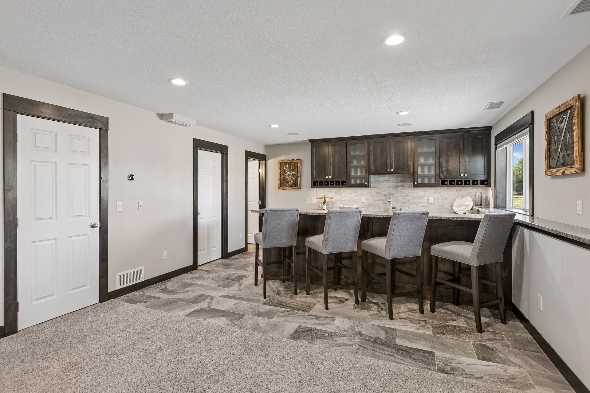  Elegant Living with Entertainer’s Lower Level - 物件實景