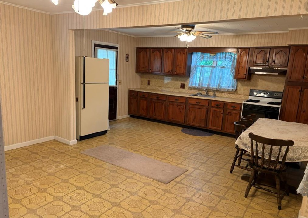 Maywood, New Jersey, 07607, United States, 4 Bedrooms Bedrooms, ,2 BathroomsBathrooms,Residential,For Sale,1872132