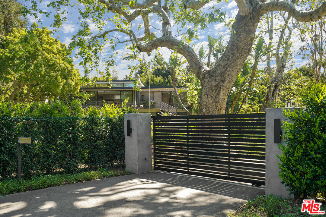 Malibu, California, 90265, United States, 4 Bedrooms Bedrooms, ,3 BathroomsBathrooms,Residential,For Sale,1917899