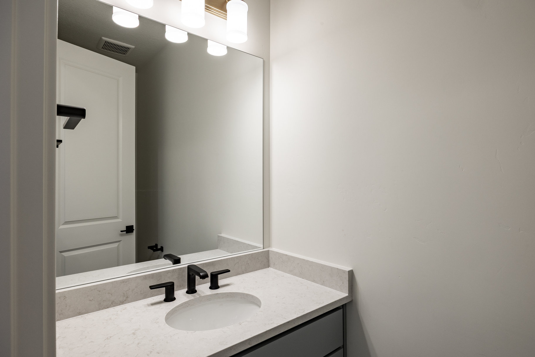  New Construction  Nightly Rental Approved  Prime Location - 物件實景
