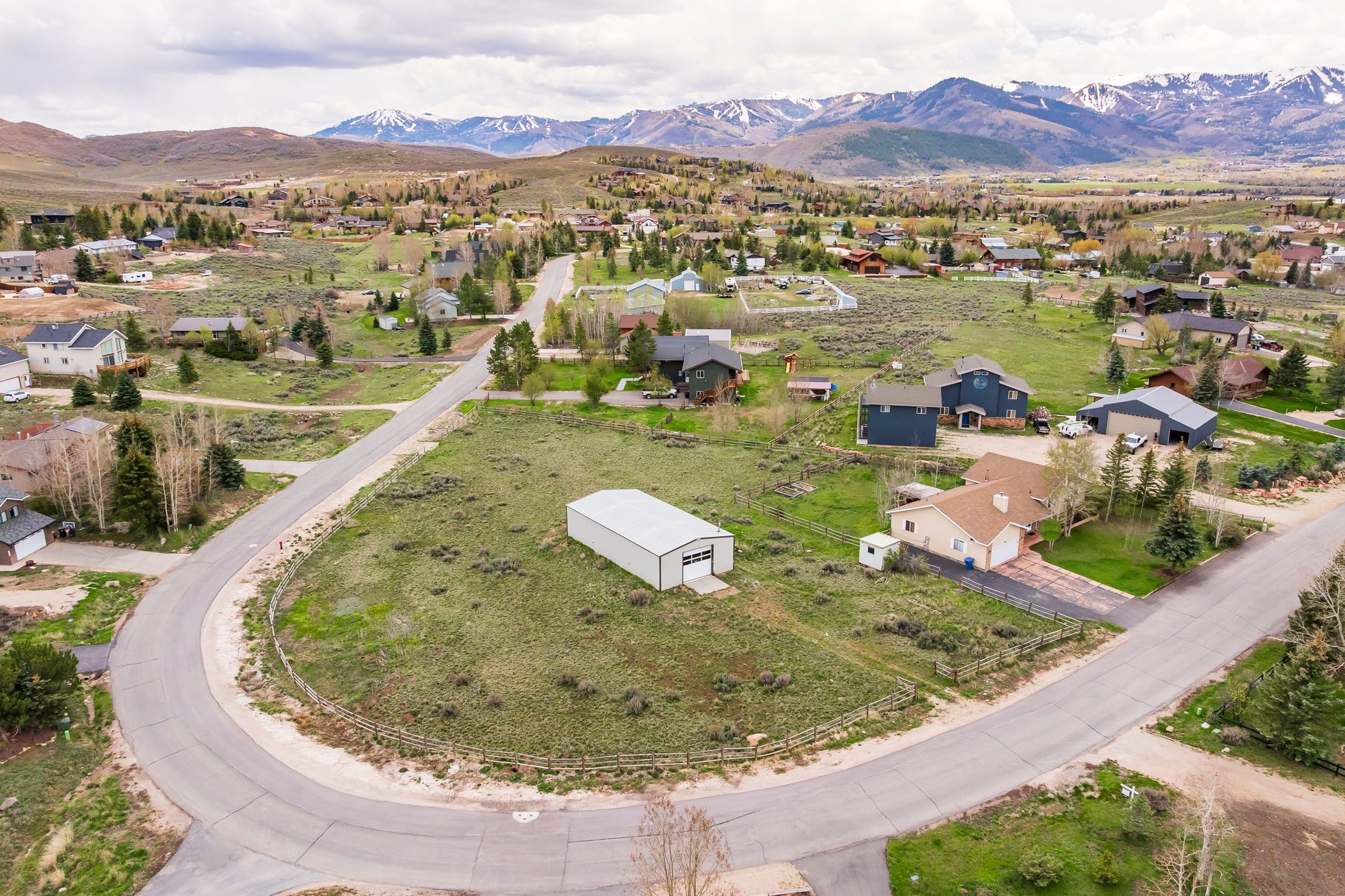  2 Acres  1,800 SF Barn  Minimal HOA  Park City School District — Bring Your V - 物件實景
