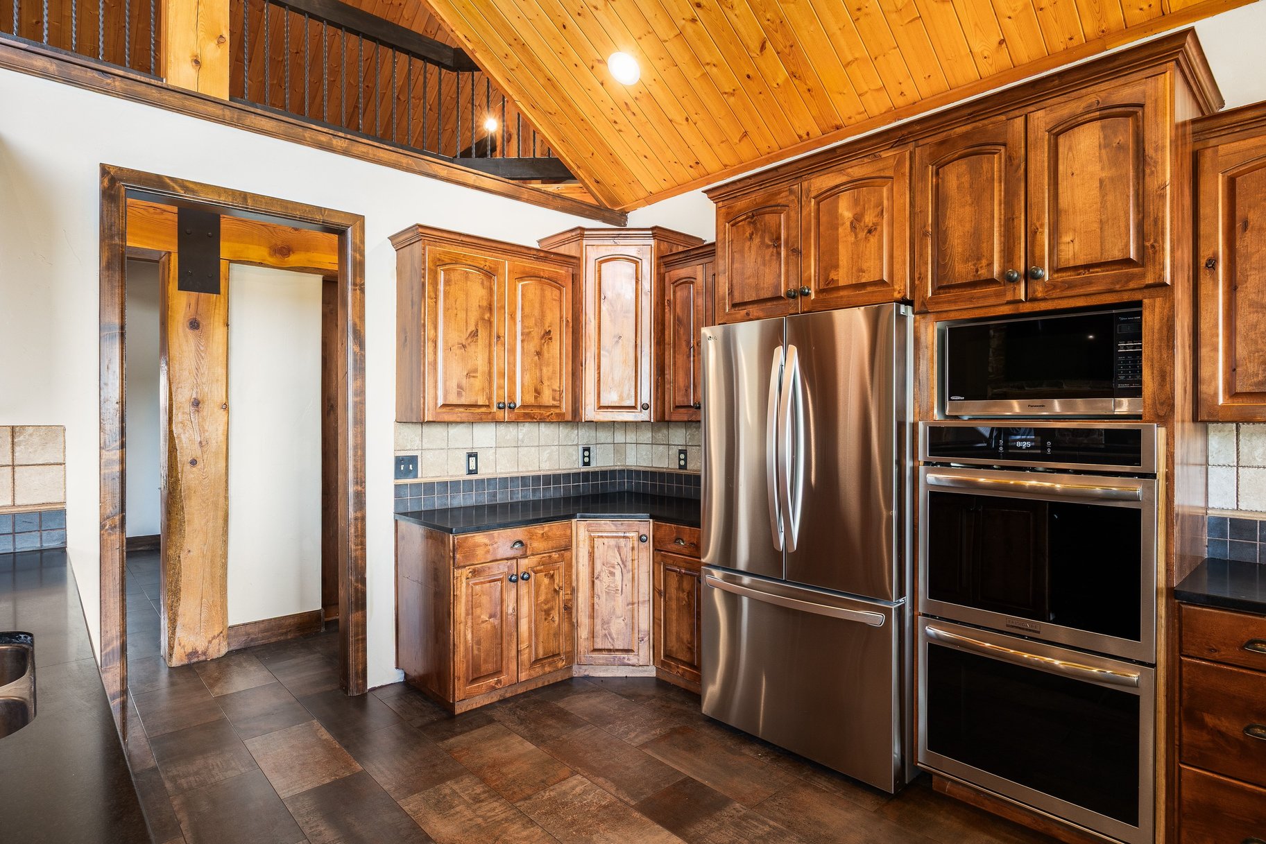  The Ultimate Multi-Generational Mountain Retreat Backing to 500 Acres of Open Sp - 物件實景