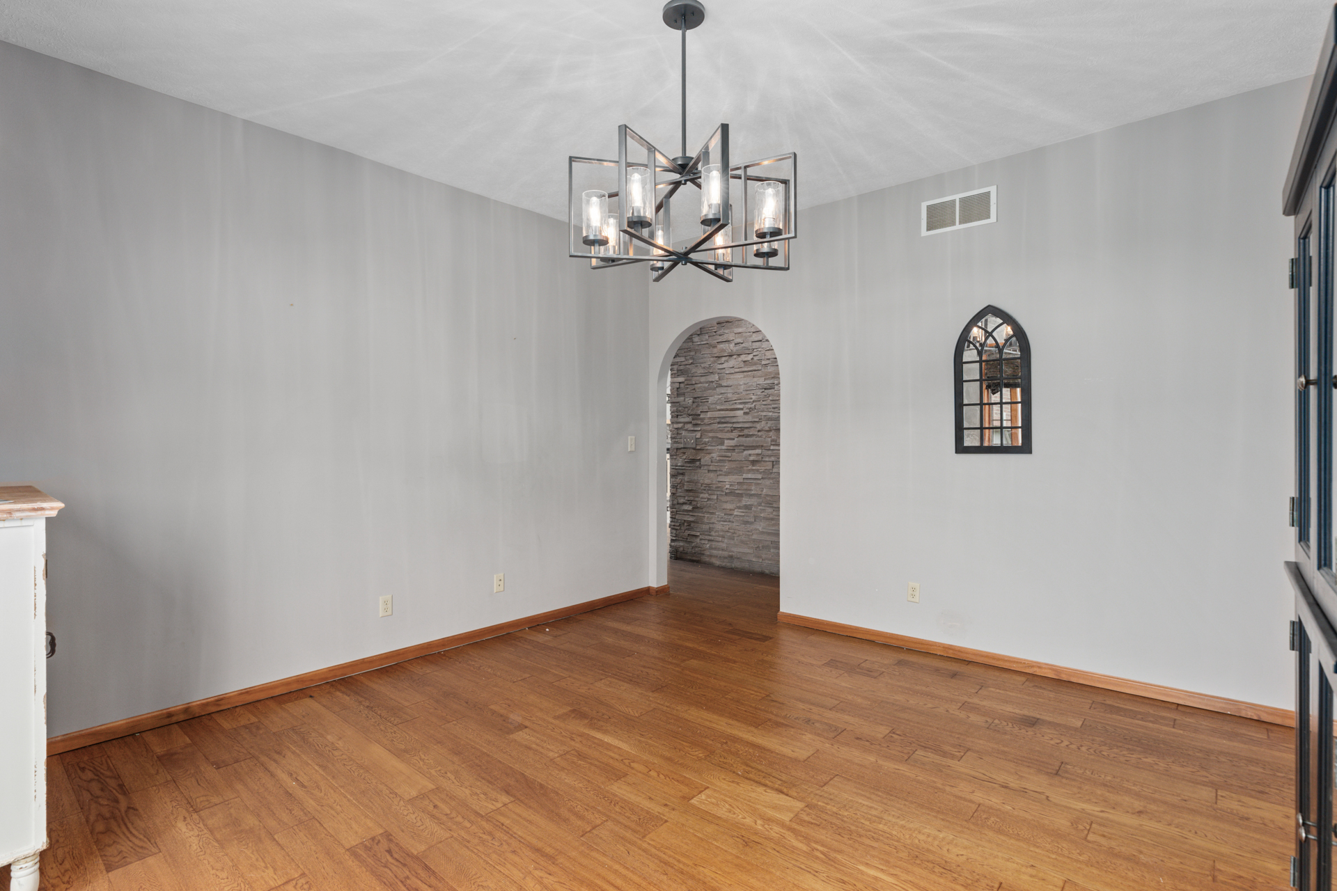 Litchfield, Illinois, 62056, United States, 5 Bedrooms Bedrooms, ,4 BathroomsBathrooms,Residential,For Sale,1986083