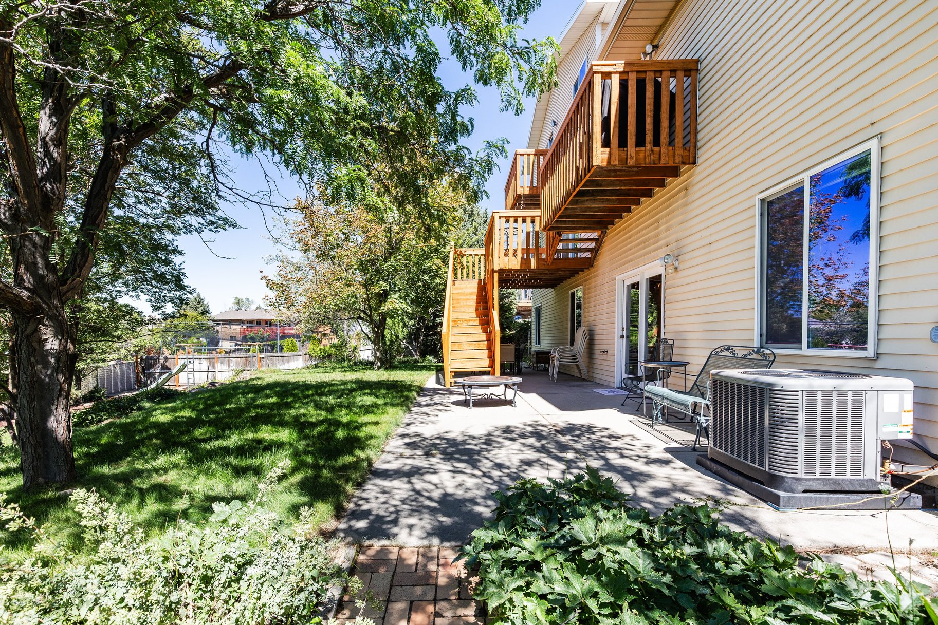  Large Multi-Level Sandy Home with Rentable Full Basement - 物件實景