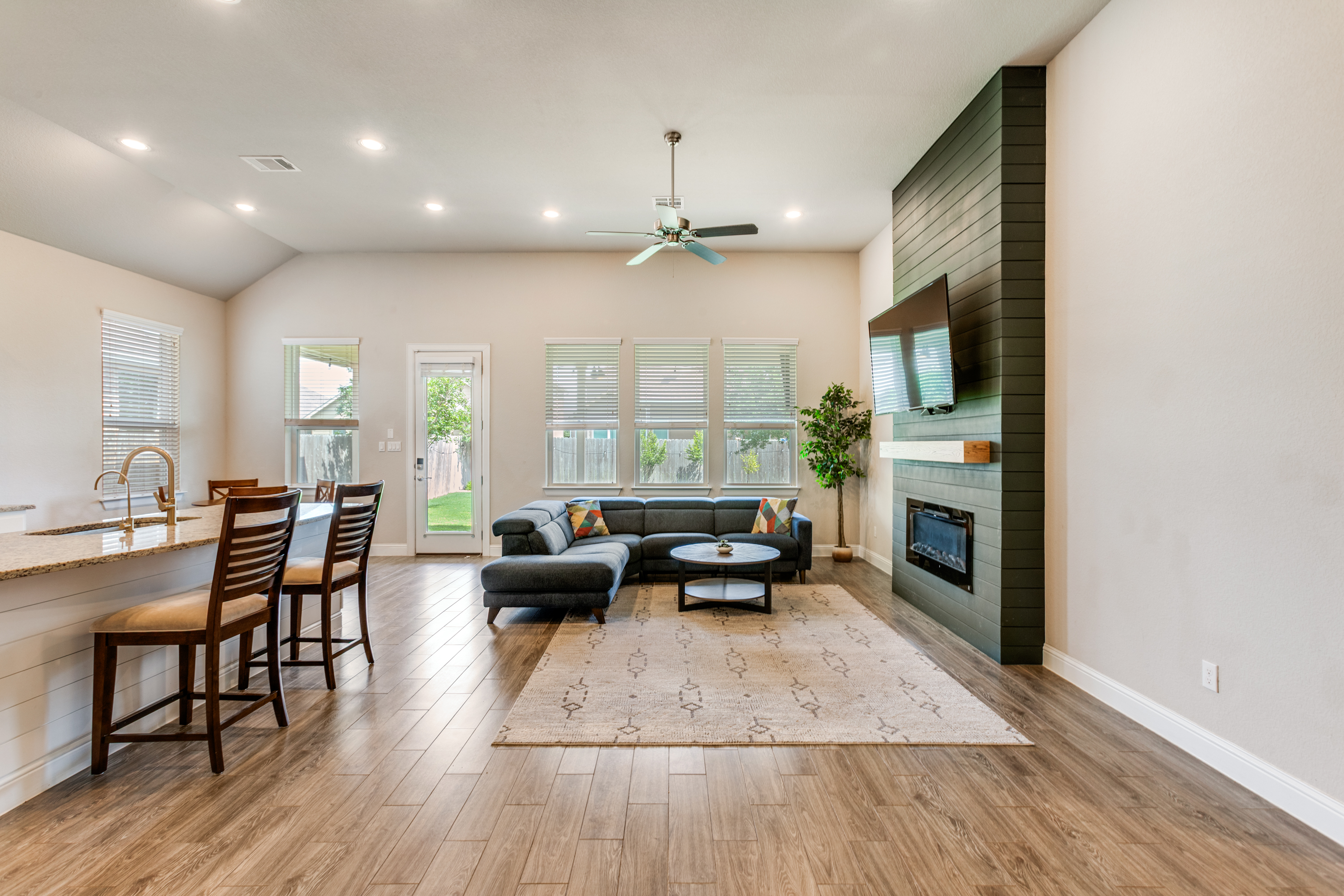  Sophisticated Open-Concept Living - 物件實景