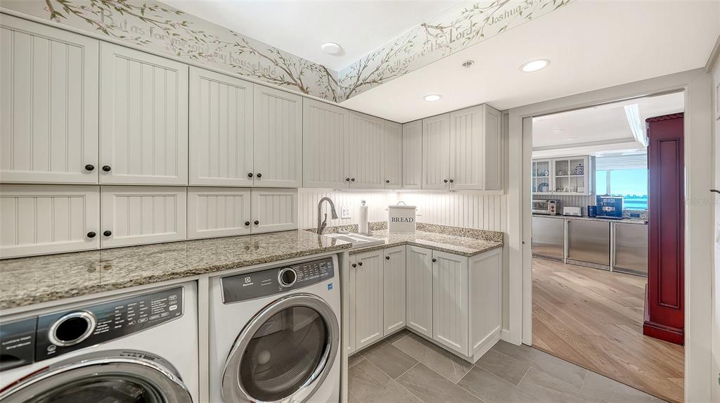 Sarasota, Florida, 34236, United States, 3 Bedrooms Bedrooms, ,3 BathroomsBathrooms,Residential,For Sale,1992113