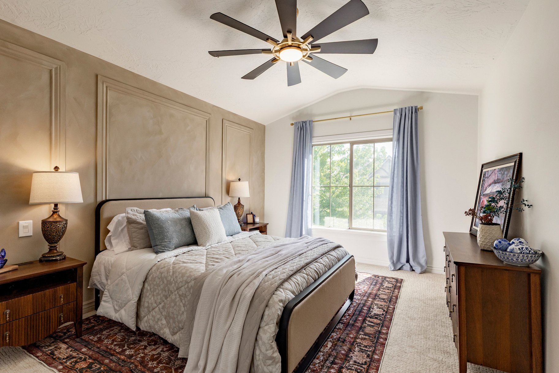  Fully Remodeled End-Unit in Prime Midvale Location - 物件實景