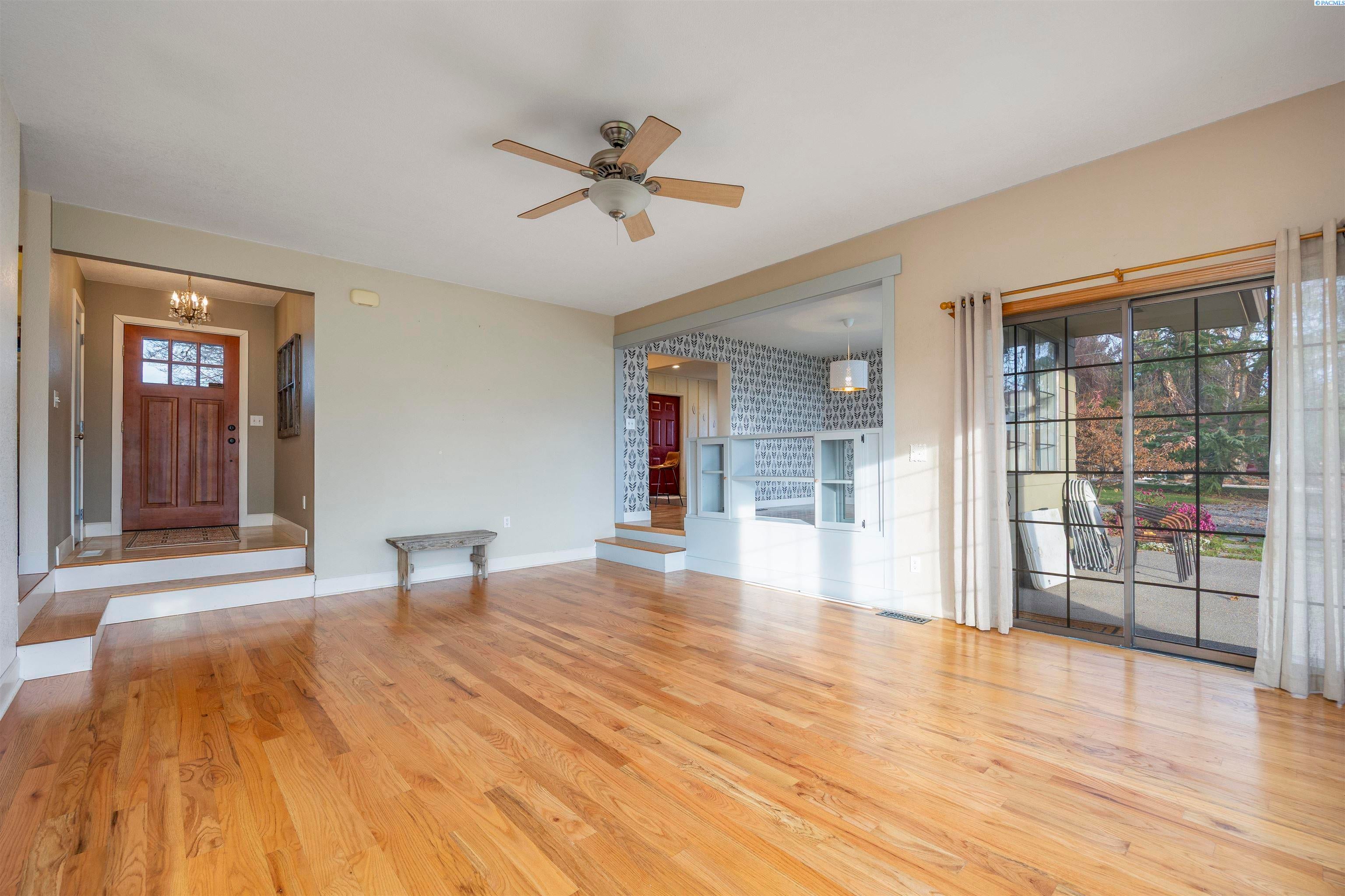 Sunnyside, Washington, 98944, United States, 3 Bedrooms Bedrooms, ,2 BathroomsBathrooms,Residential,For Sale,1998016