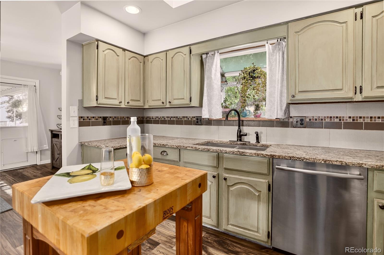 Castle Rock, Colorado, 80104, United States, 4 Bedrooms Bedrooms, ,2 BathroomsBathrooms,Residential,For Sale,1911014