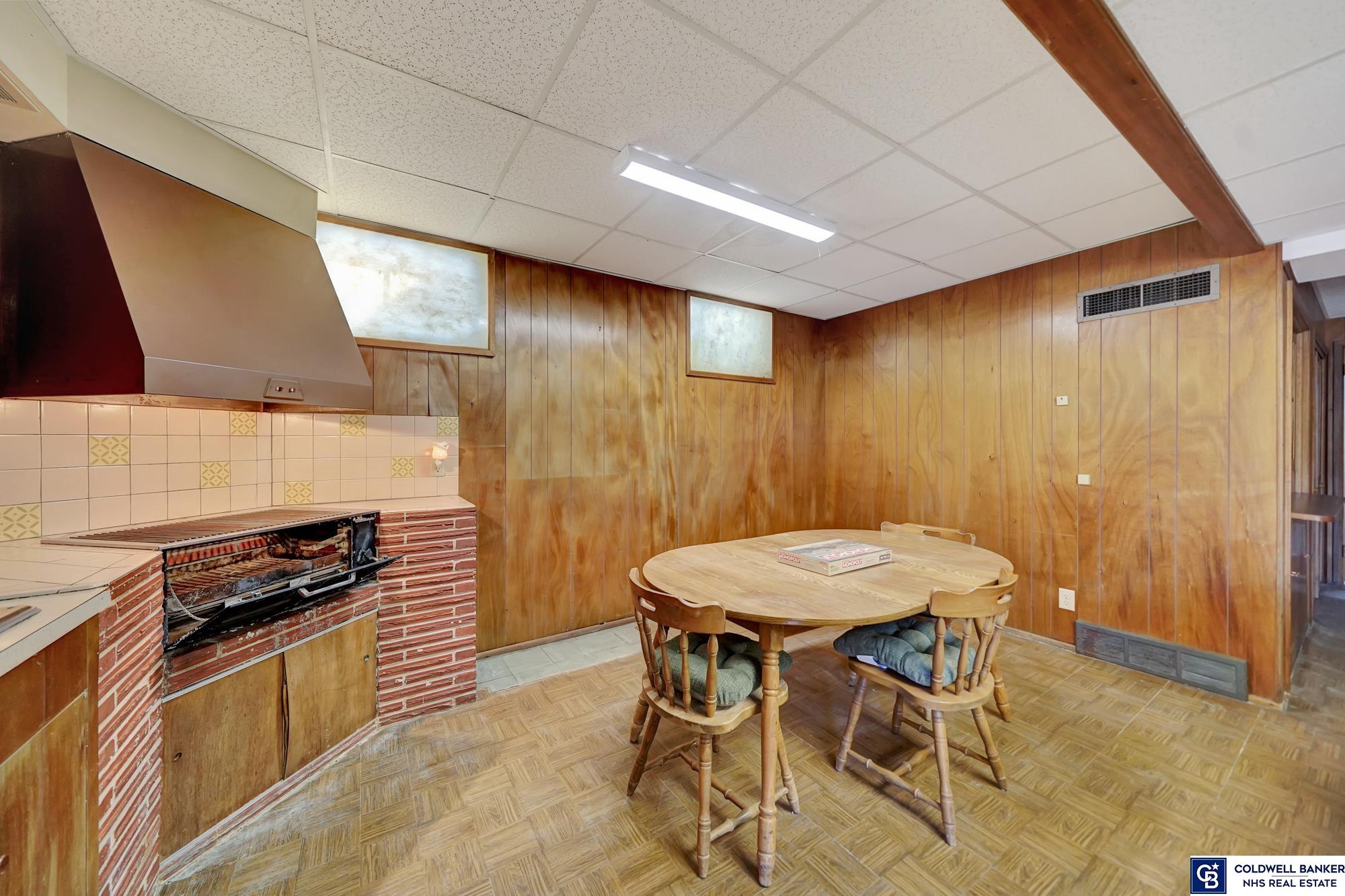 Lincoln, Nebraska, 68510, United States, 6 Bedrooms Bedrooms, ,2 BathroomsBathrooms,Residential,For Sale,1796246
