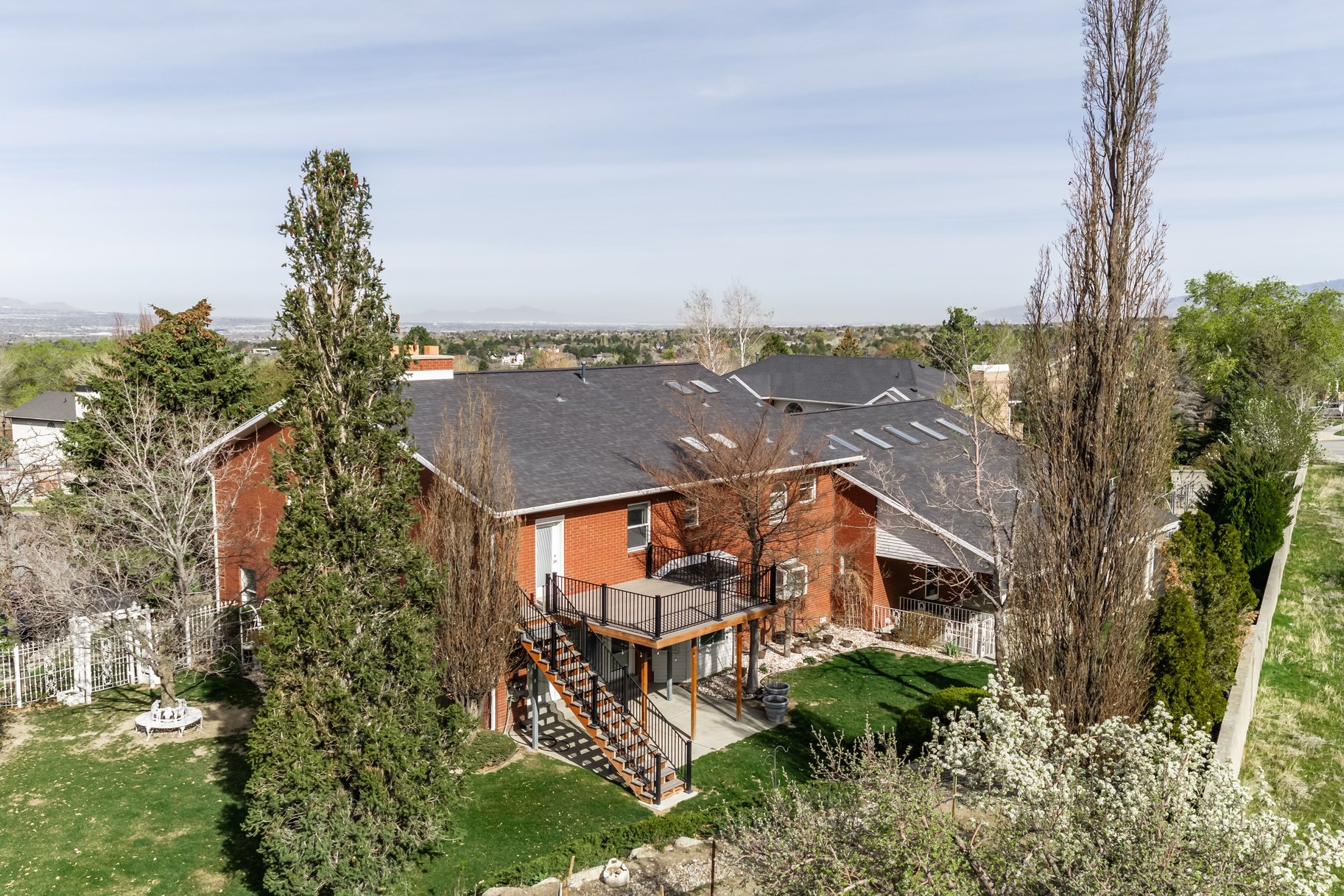  Updated Sandy Home With One of a Kind Location With Unobstructed Mountain Views - 物件實景