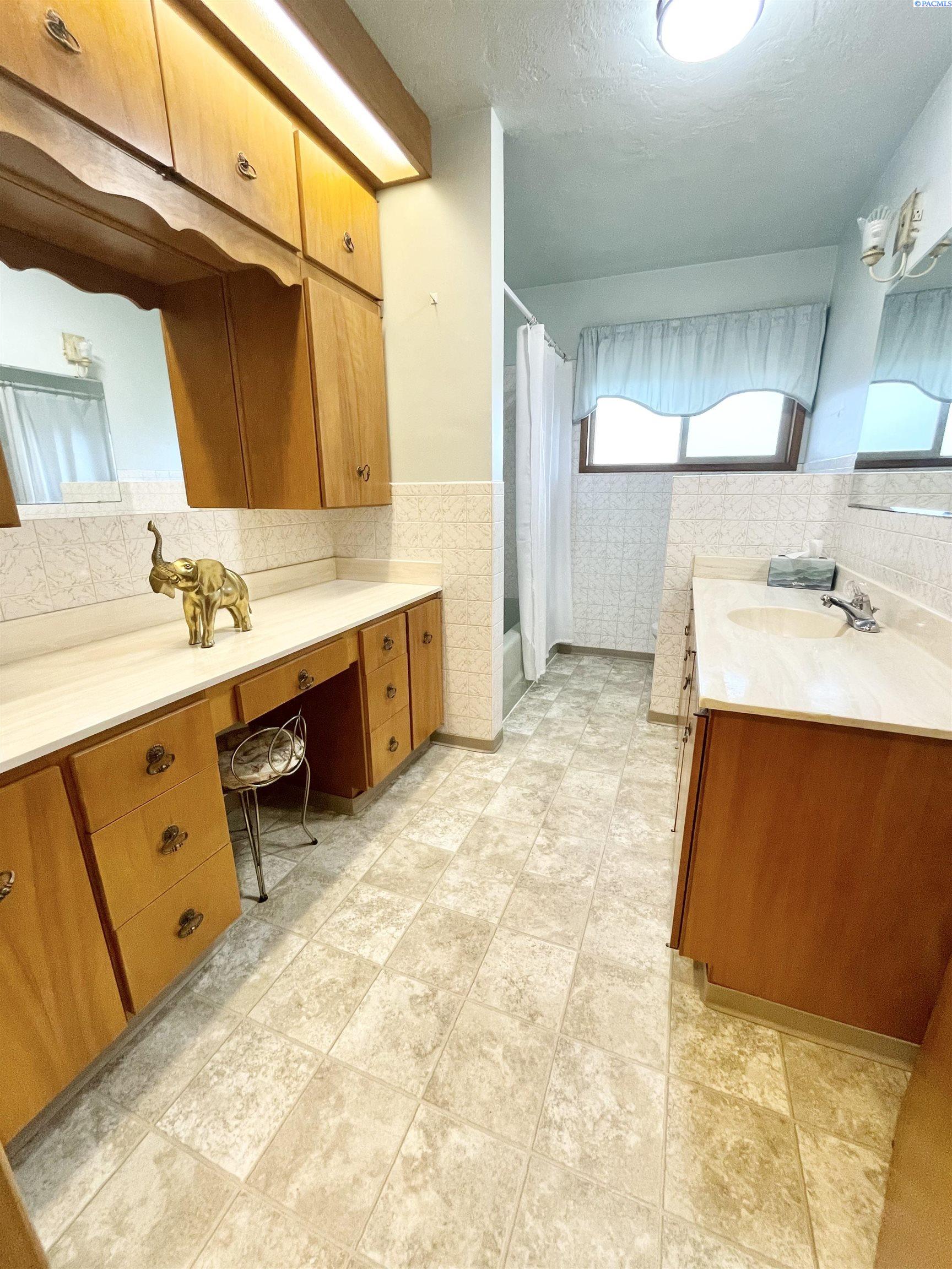 Grandview, Washington, 98930, United States, 5 Bedrooms Bedrooms, ,1 BathroomBathrooms,Residential,For Sale,1828538